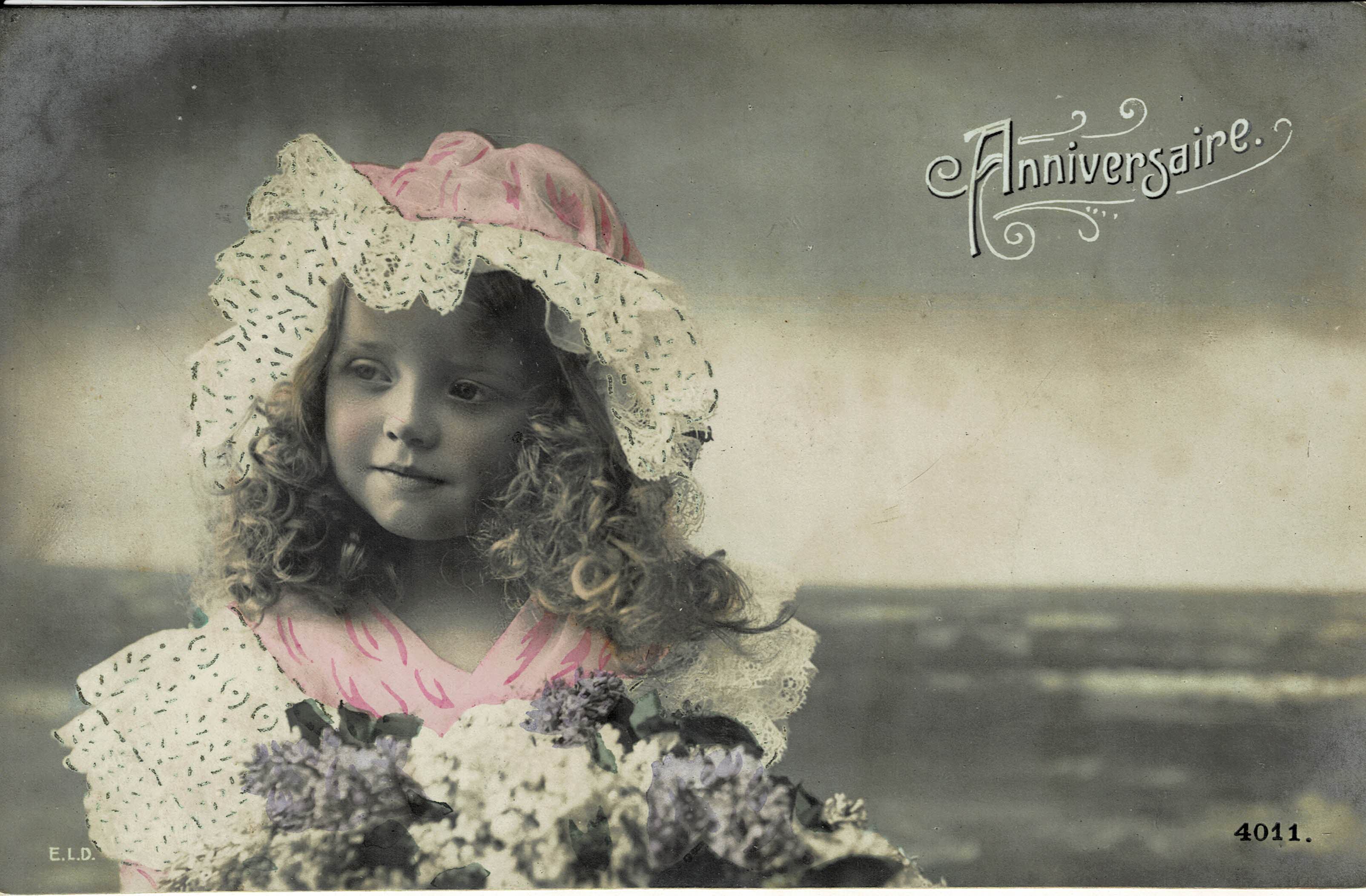 POSTAL NIÑA FELICITACIÓN.