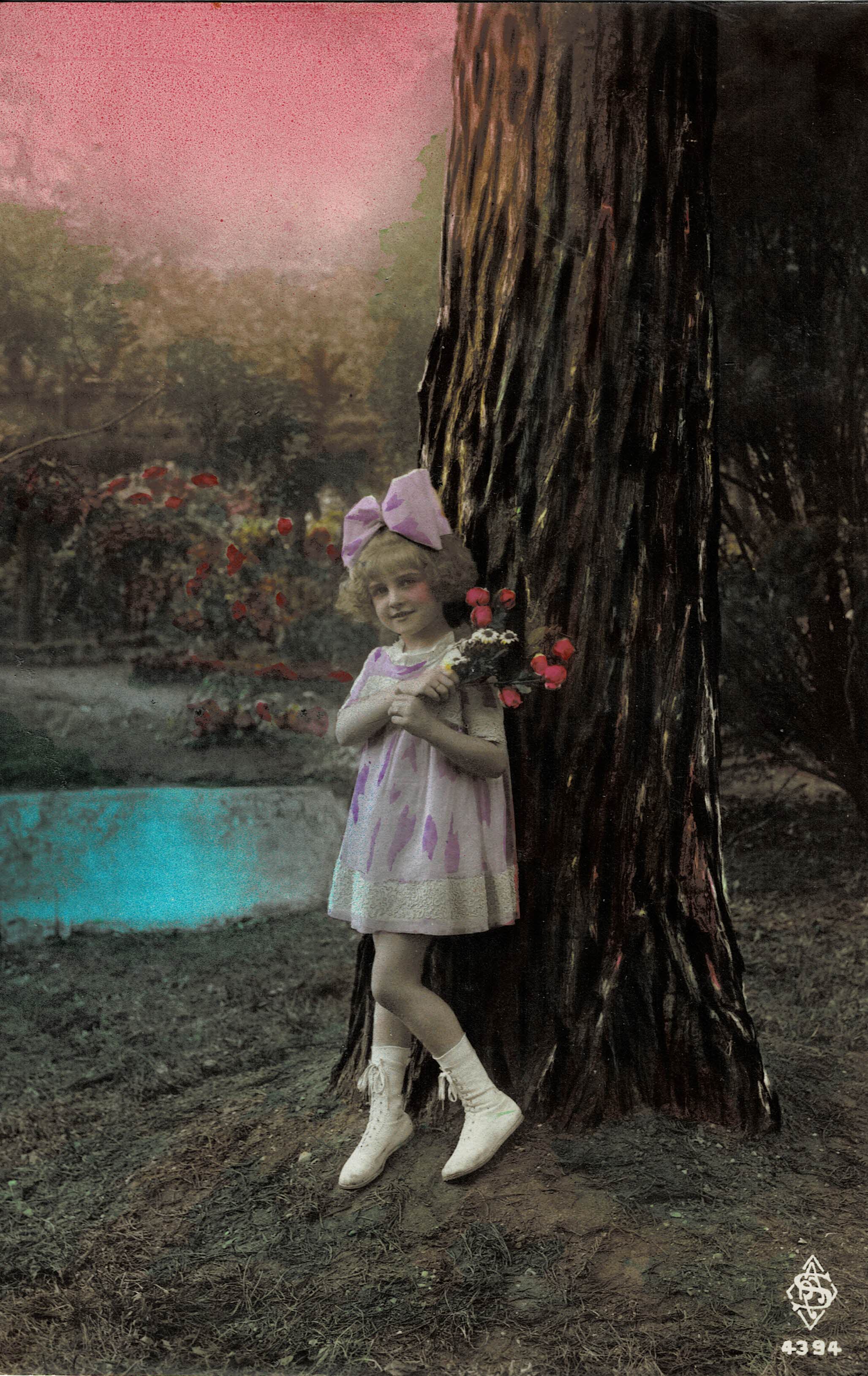POSTAL NIÑA EN JARDÍN.
