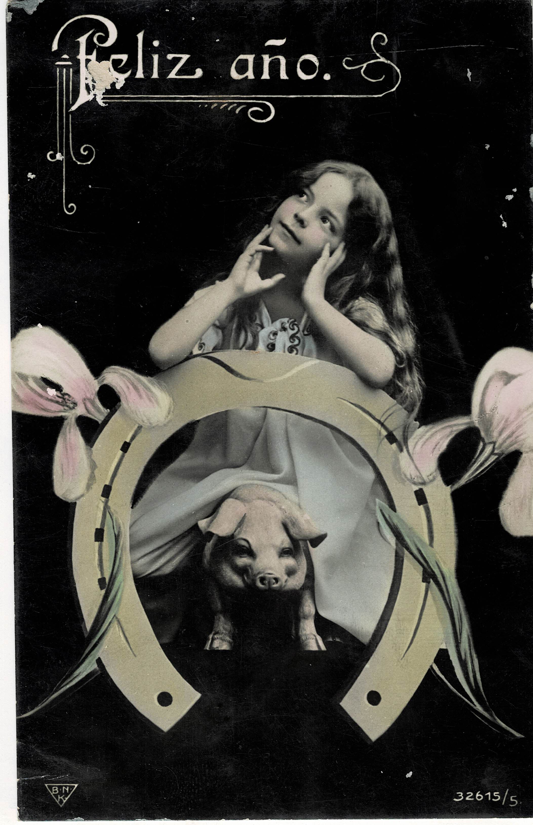 POSTAL NIÑA CON HERRADURA Y CERDO FELIZ AÑO.