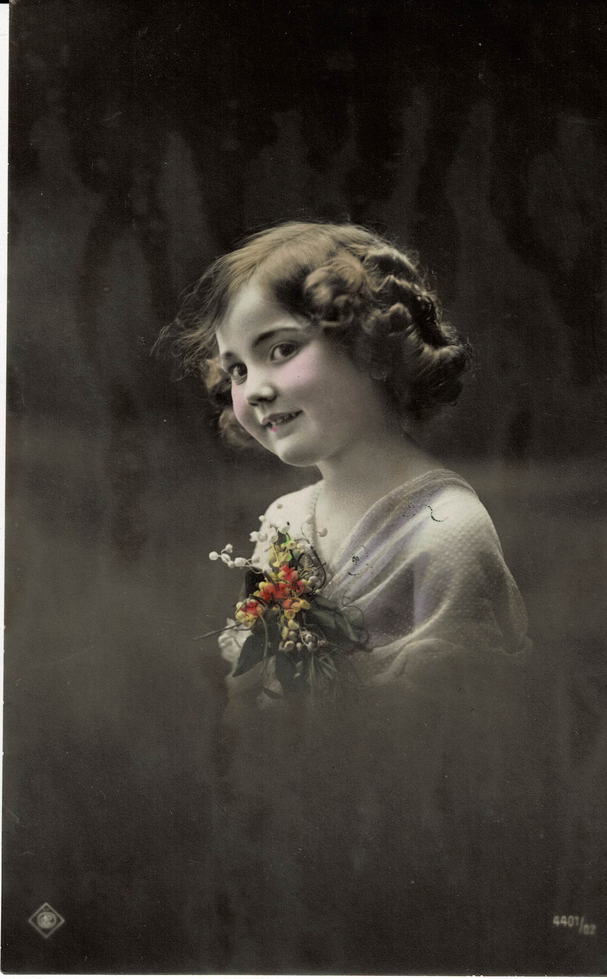 POSTAL NIÑA CON FLORES.