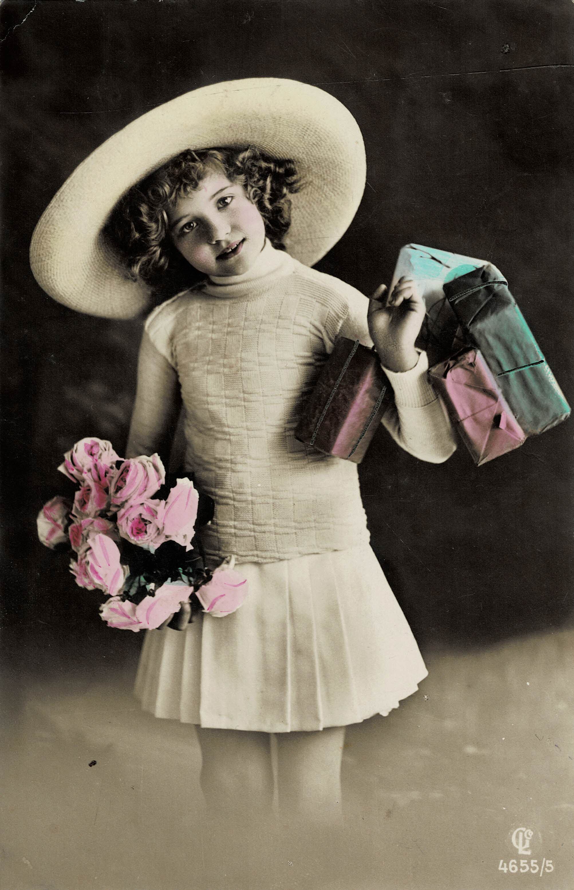 POSTAL NIÑA CON FLORES Y REGALOS.