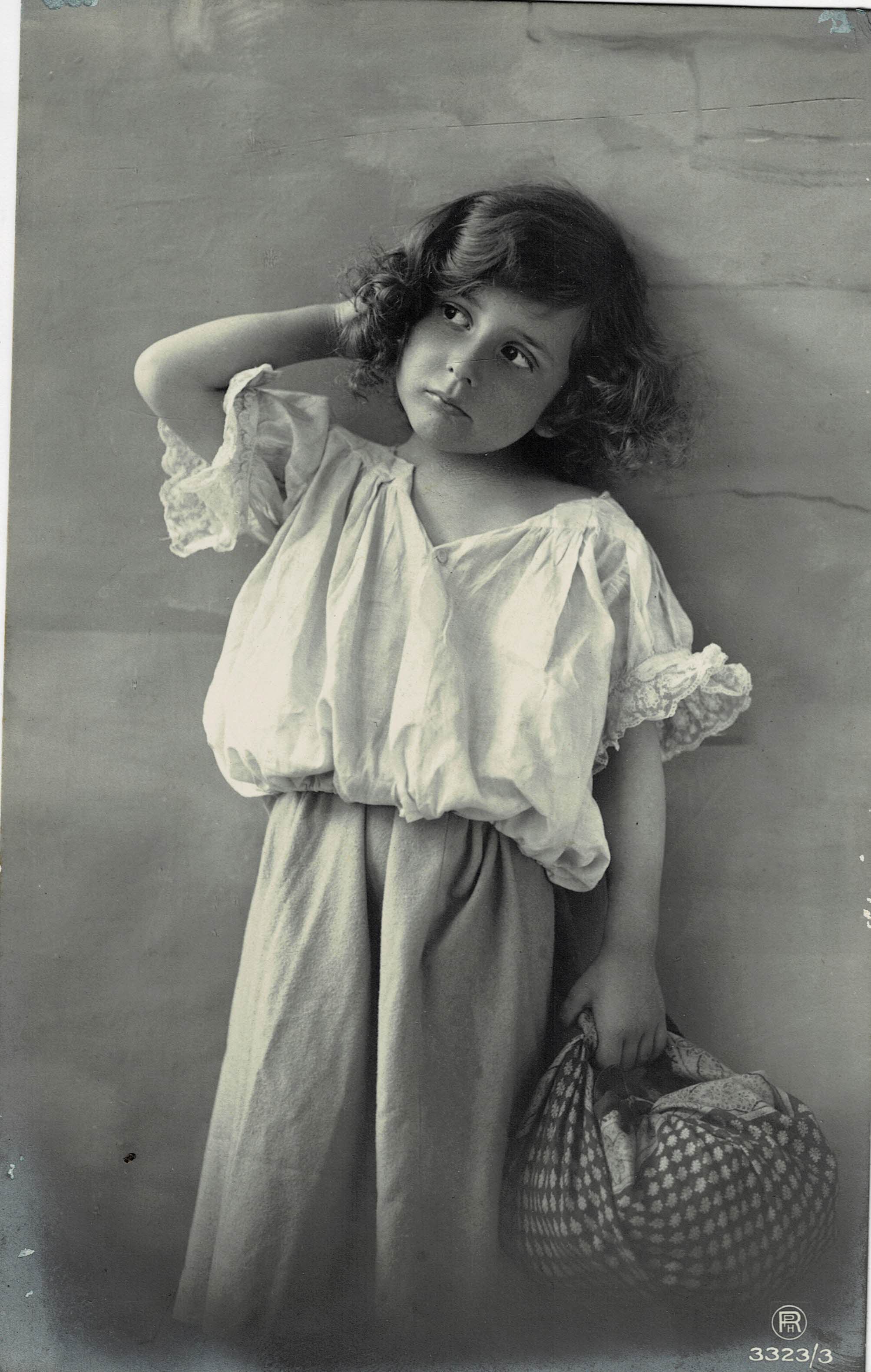 POSTAL NIÑA CON CESTA.