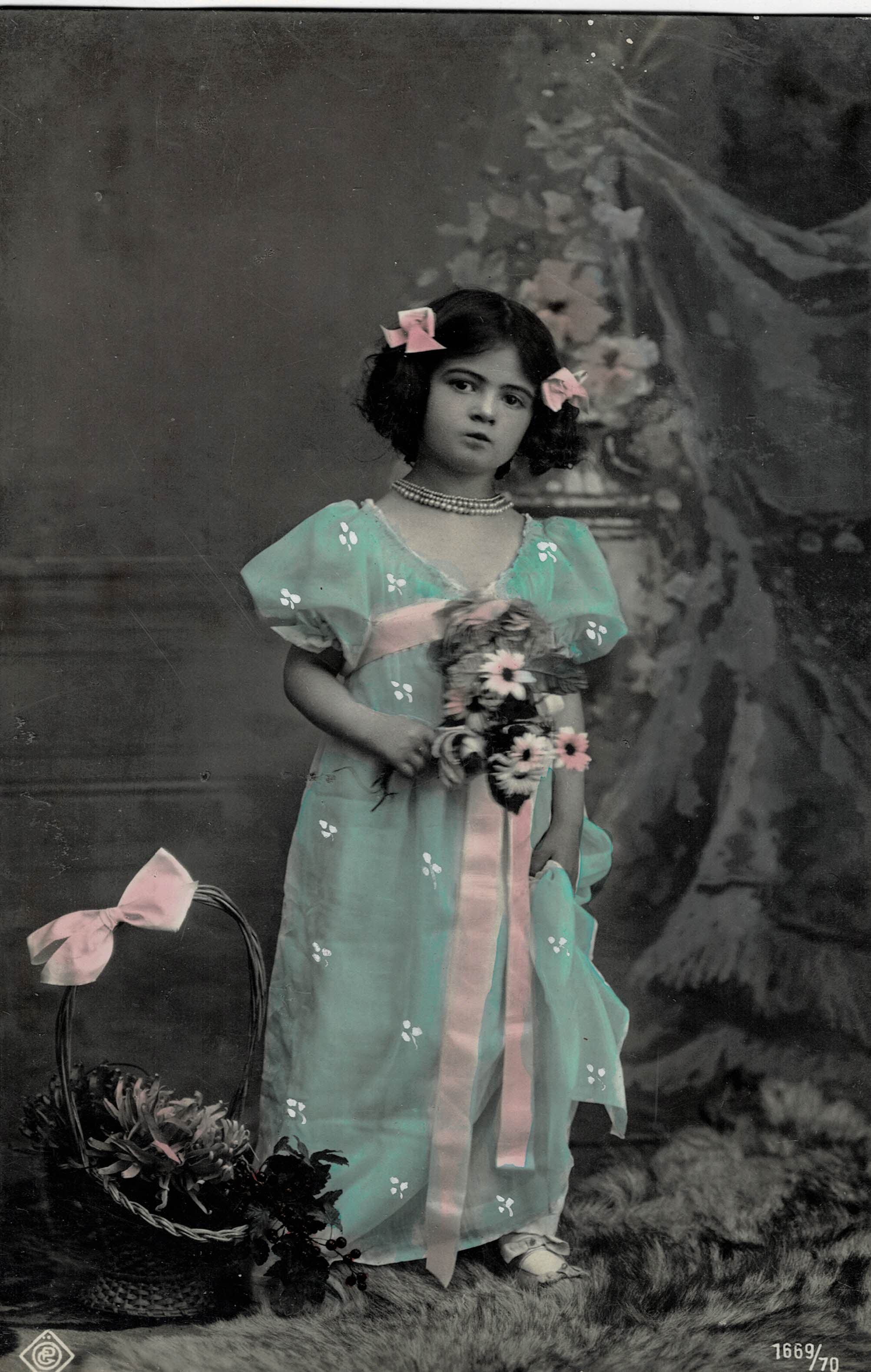 POSTAL NIÑA CON FLORES.
