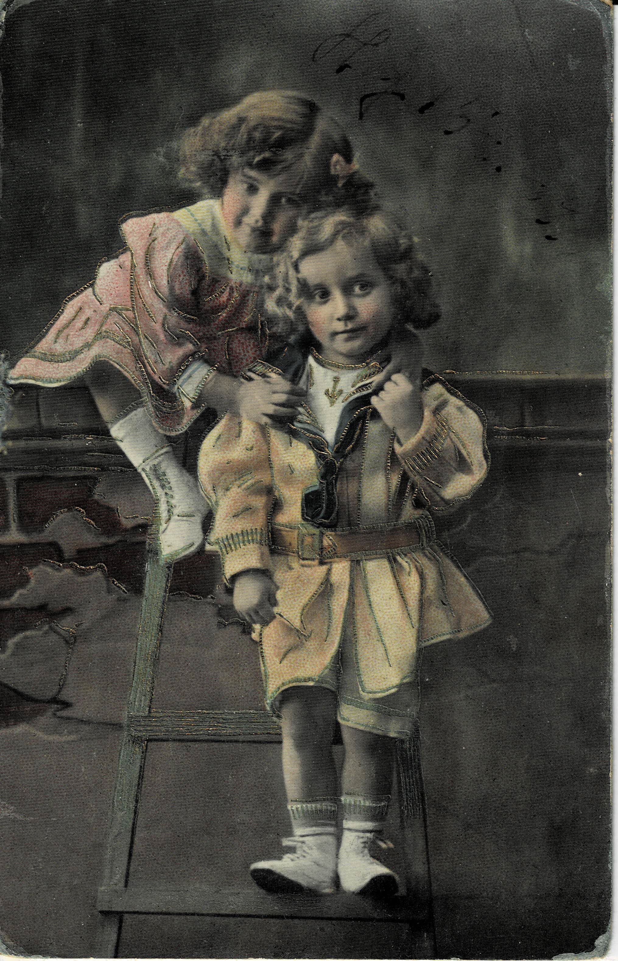POSTAL NIÑOS EN ESCALERA.