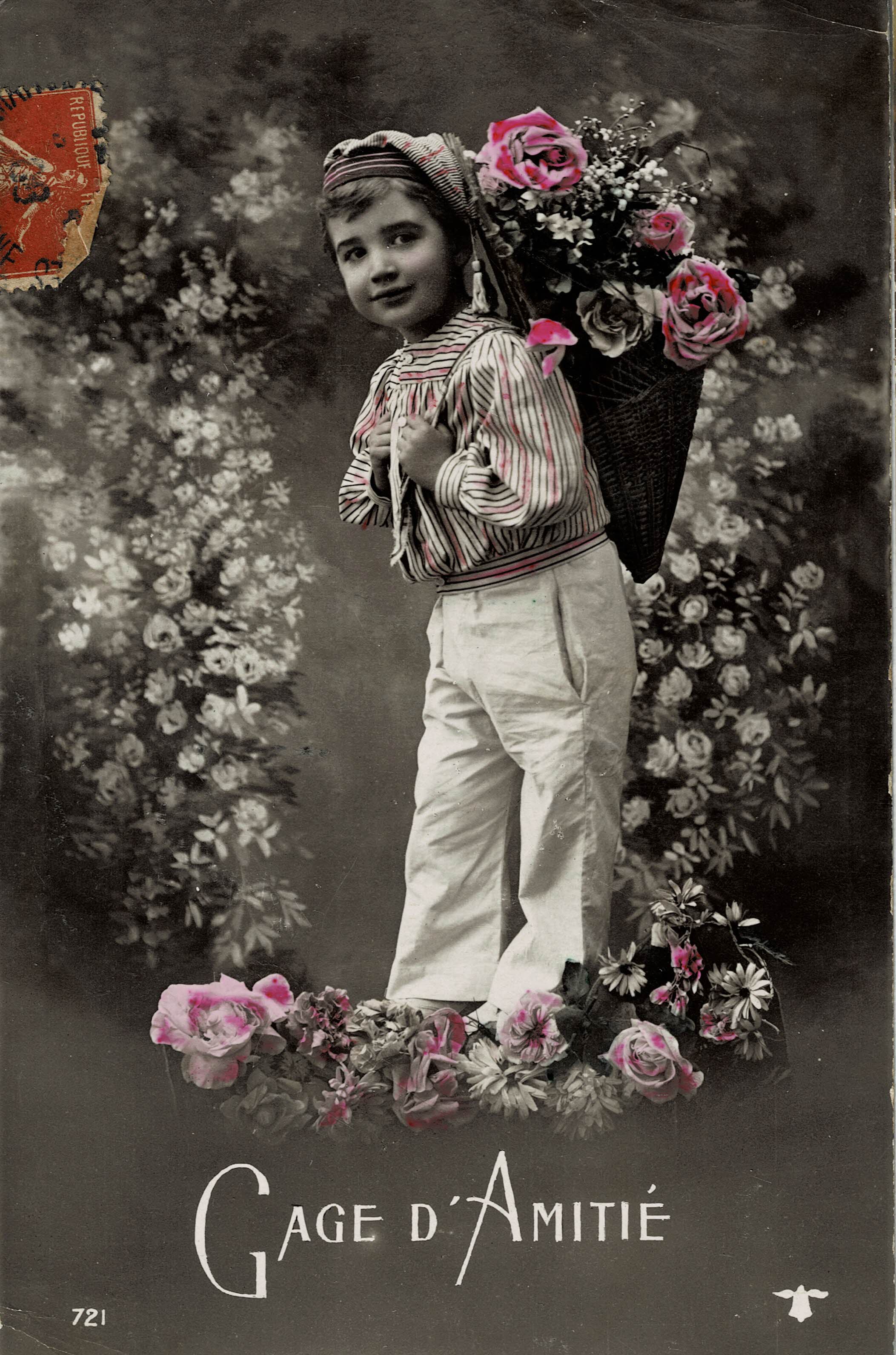 POSTAL NIÑO CON CESTO DE FLORES Y FRASE GAGE D´ AMITIÉ.