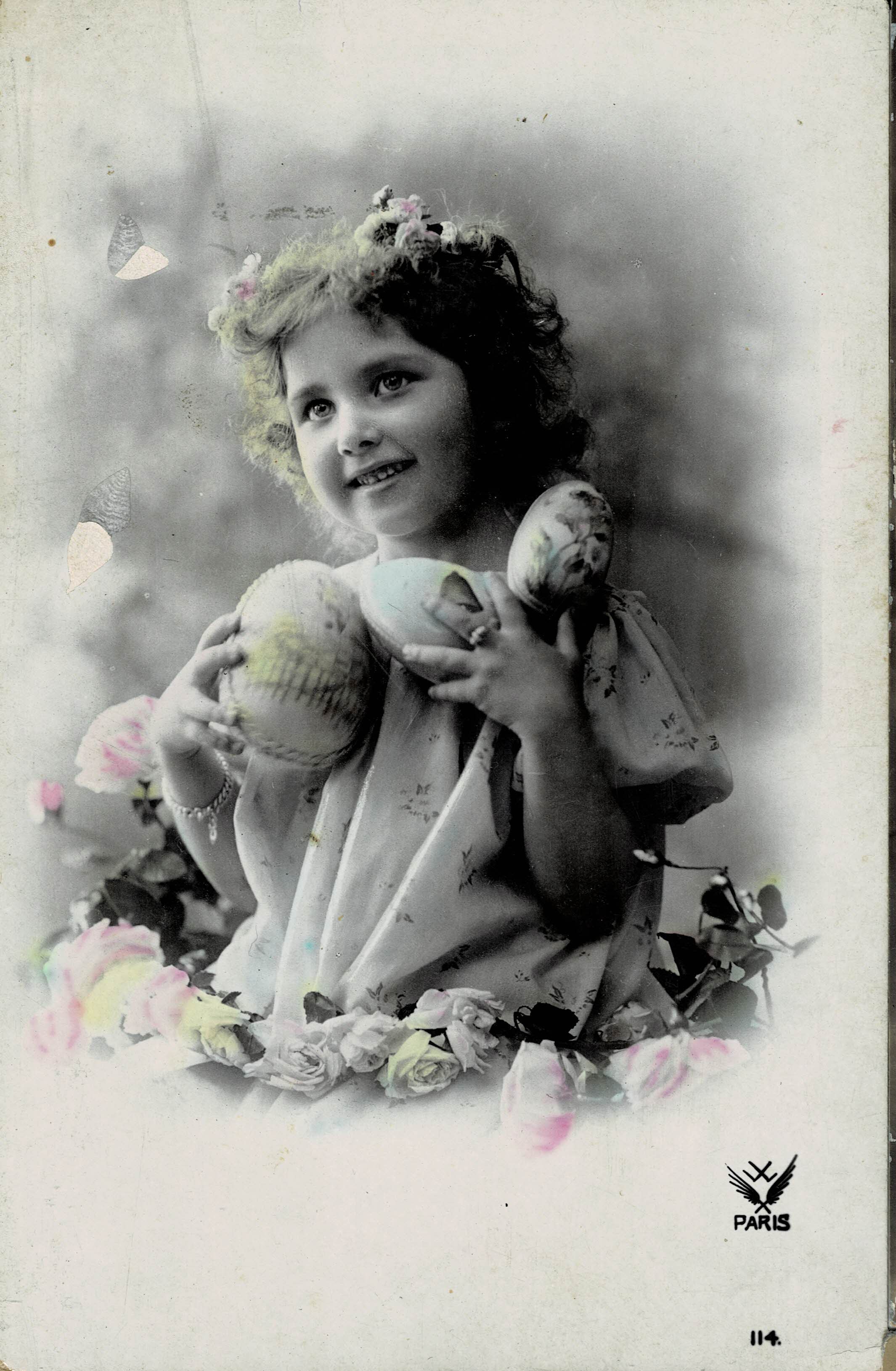 POSTAL NIÑA CON FLORES.