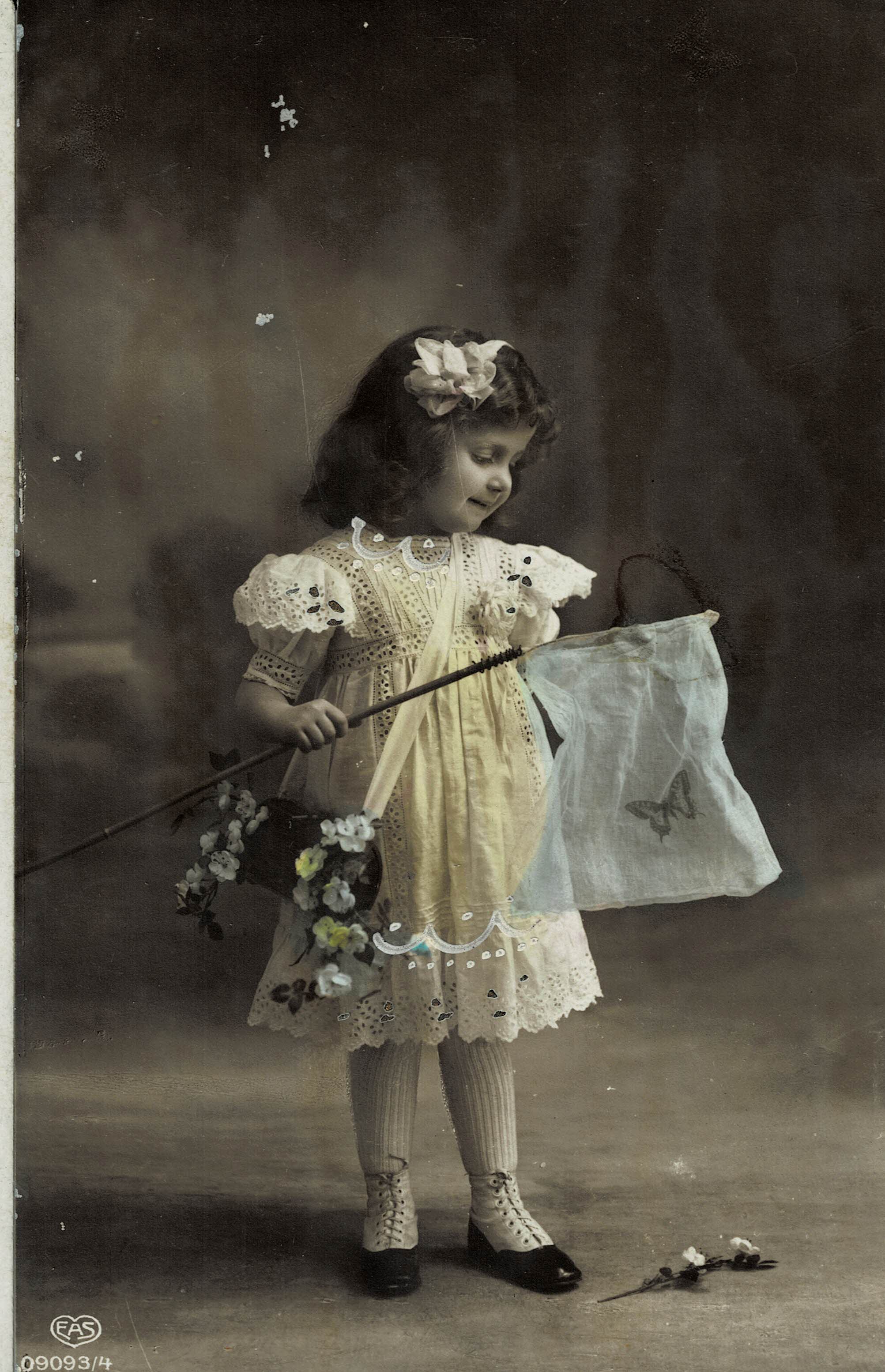 POSTAL NIÑA CON CAZAMARIPOSAS.