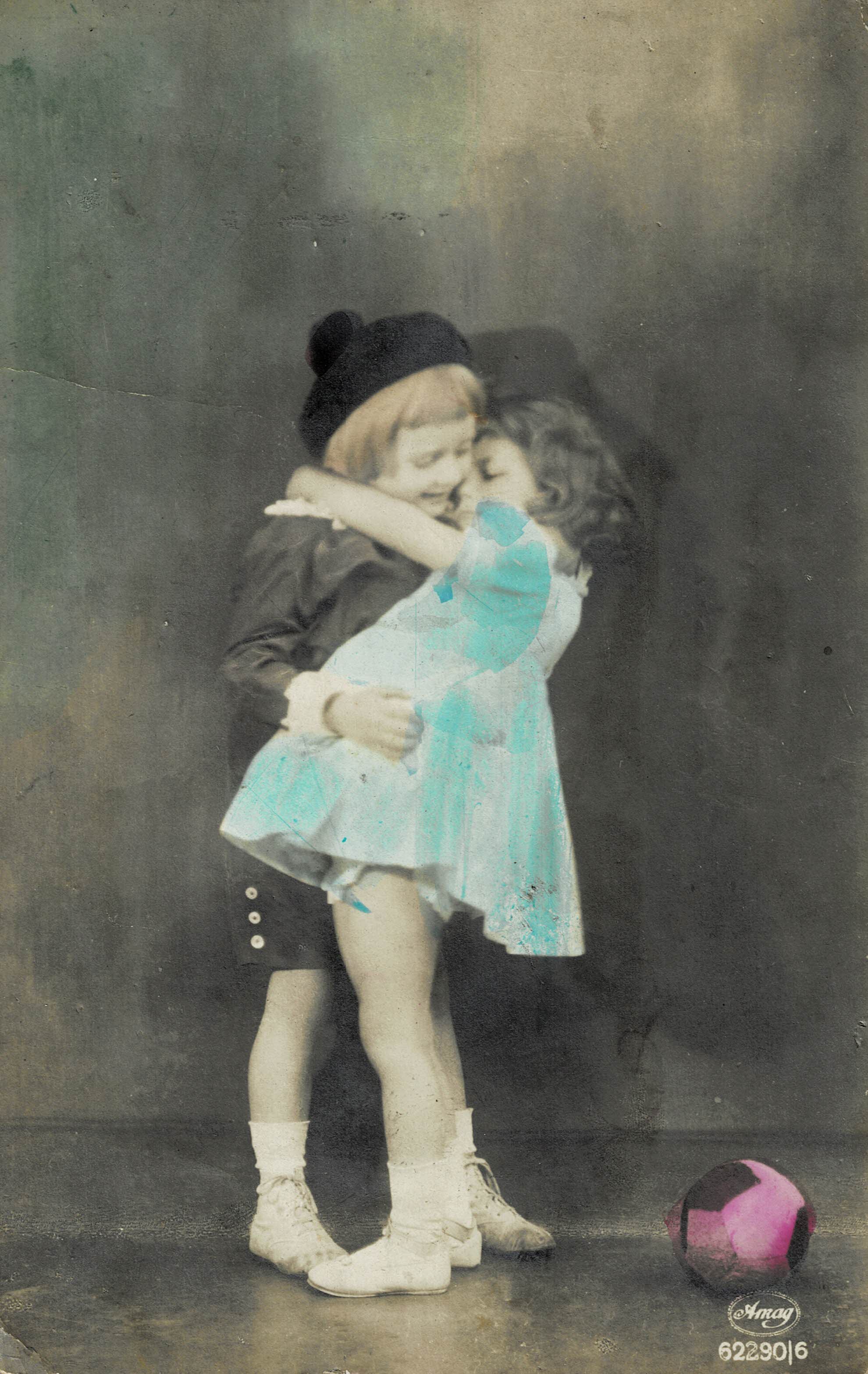 POSTAL NIÑOS ABRAZO.