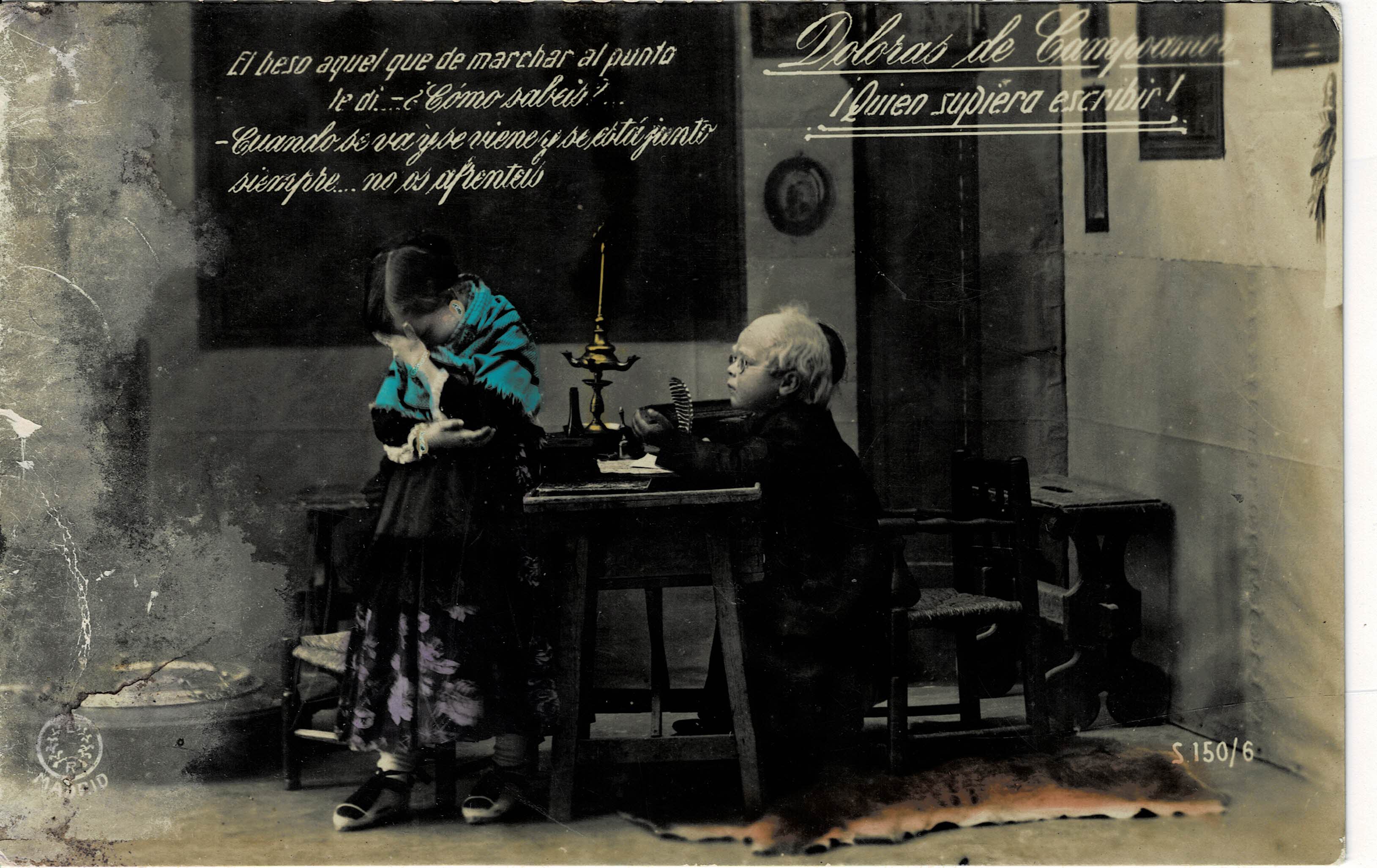 POSTAL NIÑOS EN EN UNA MESA.