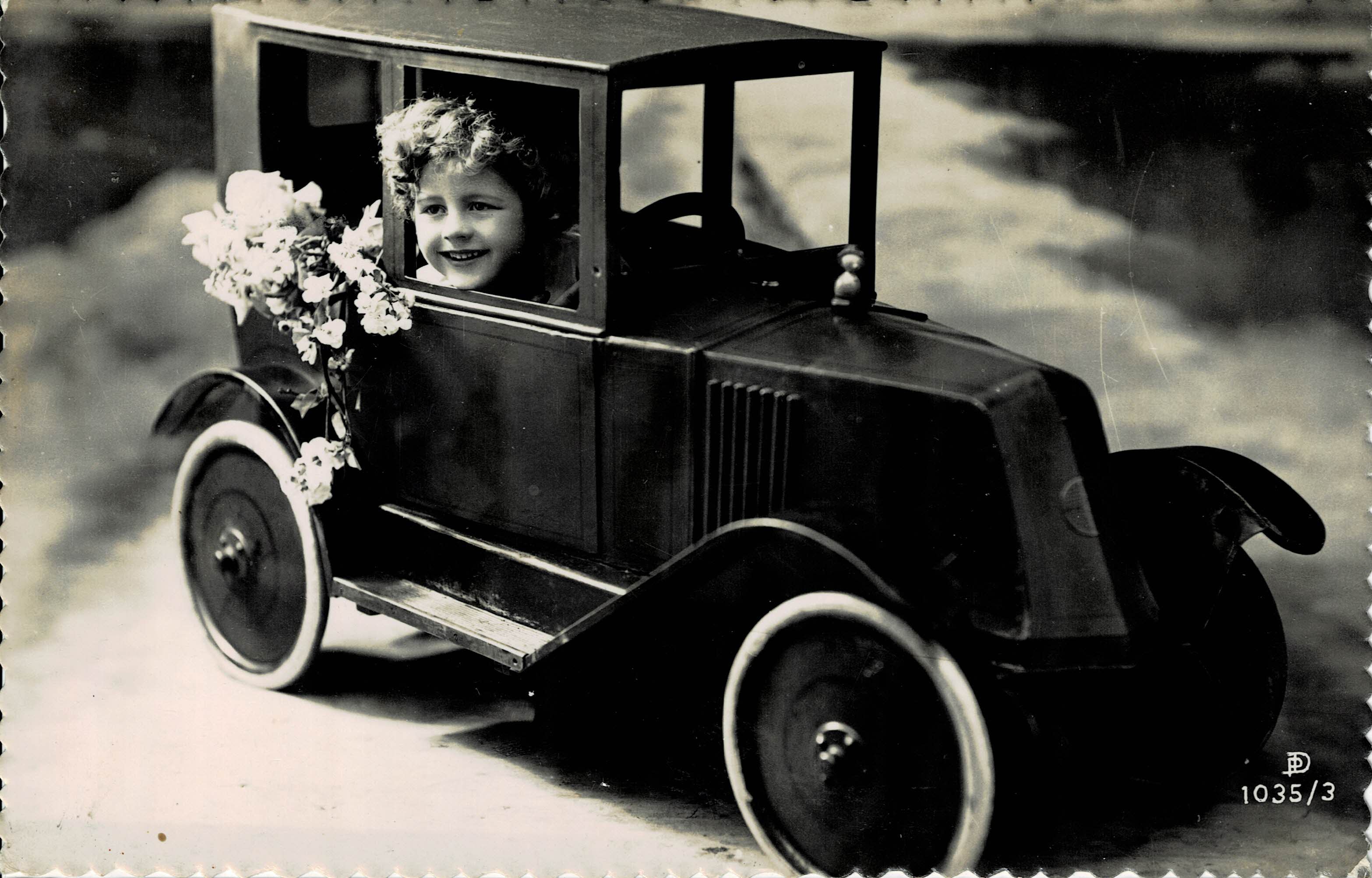 POSTAL NIÑO EN UN COCHE.