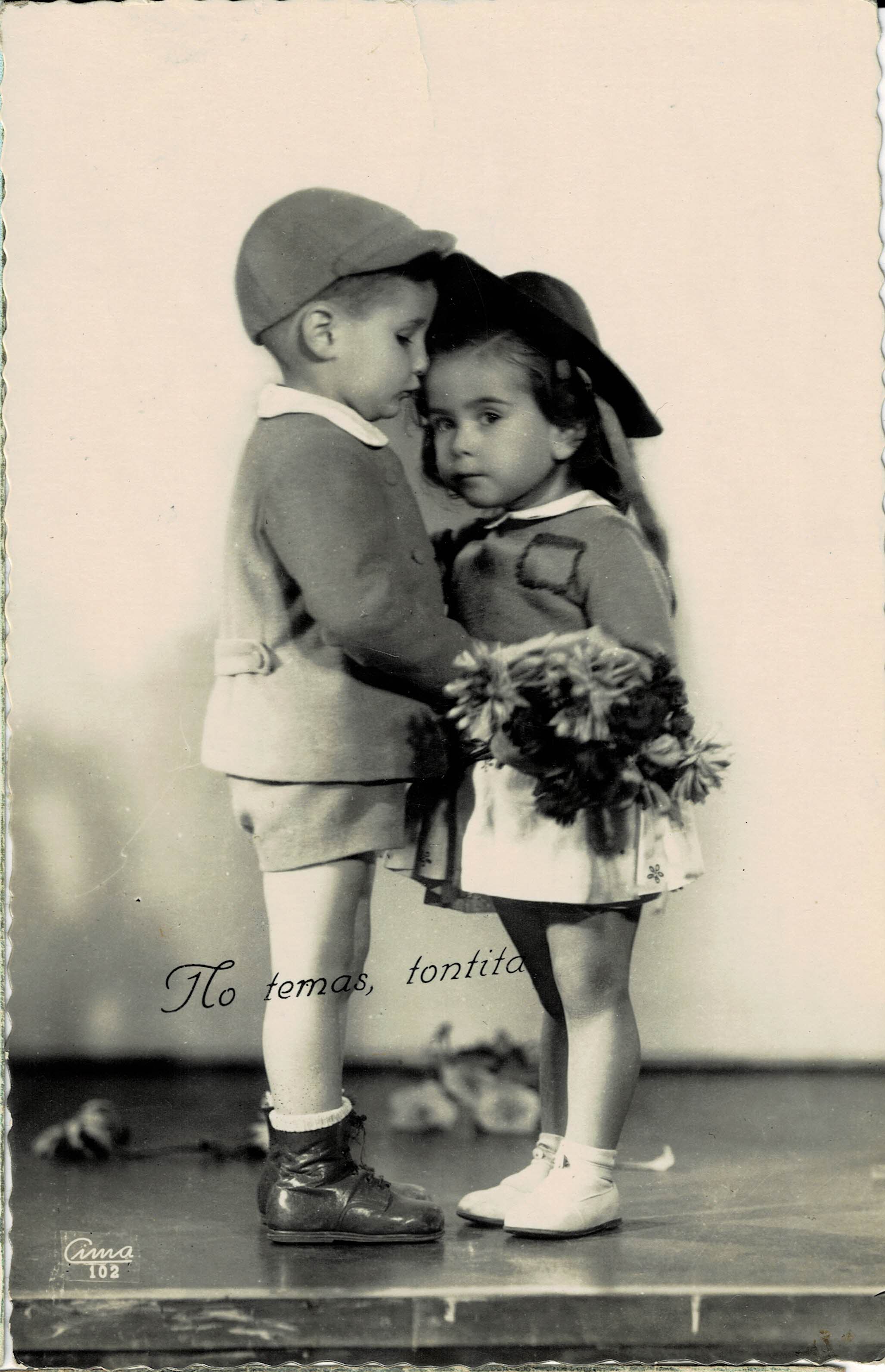 POSTAL NIÑOS ABRAZO CON FRASE NO TEMAS, TONTITA.