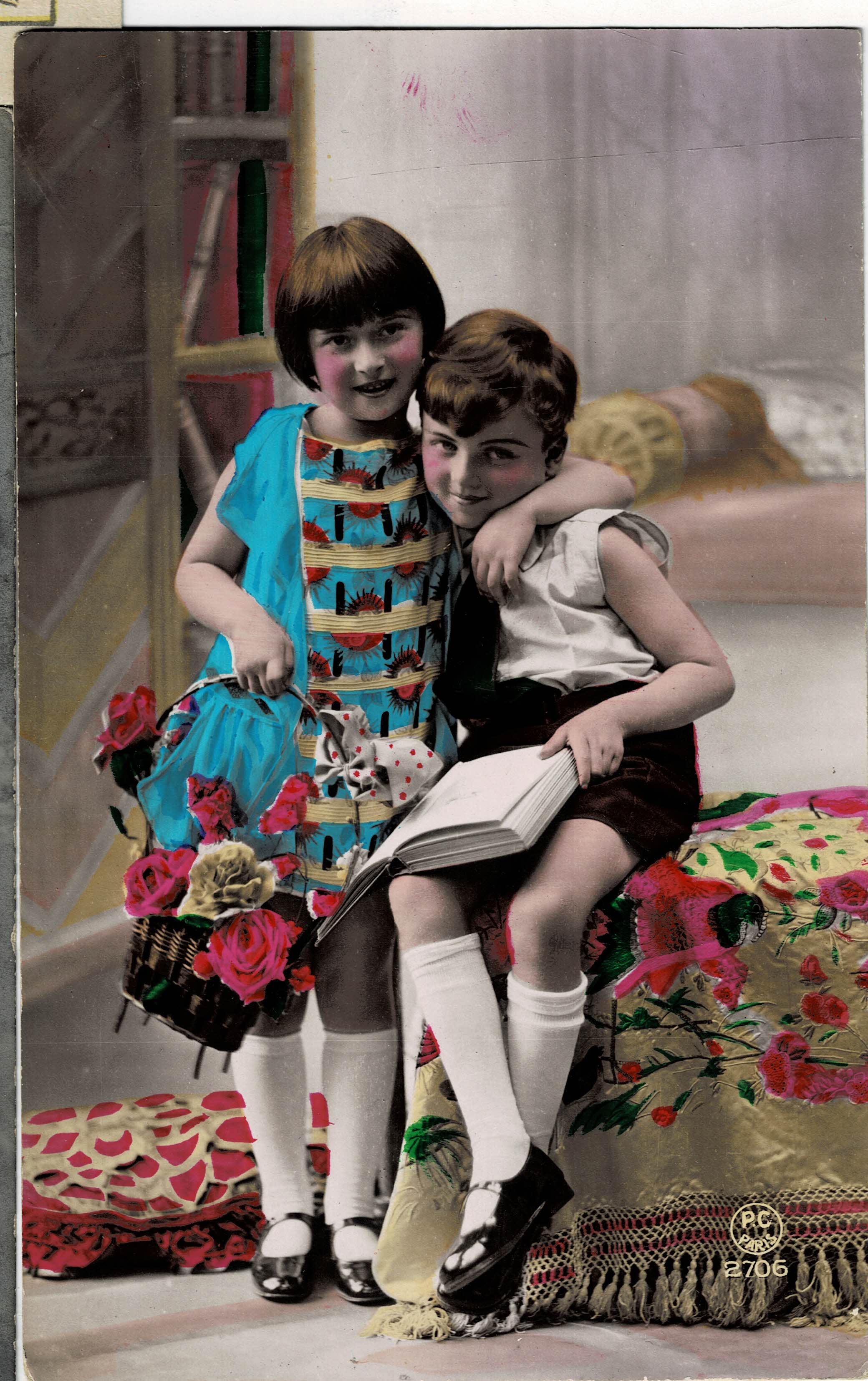 POSTAL NIÑOS ABRAZO.