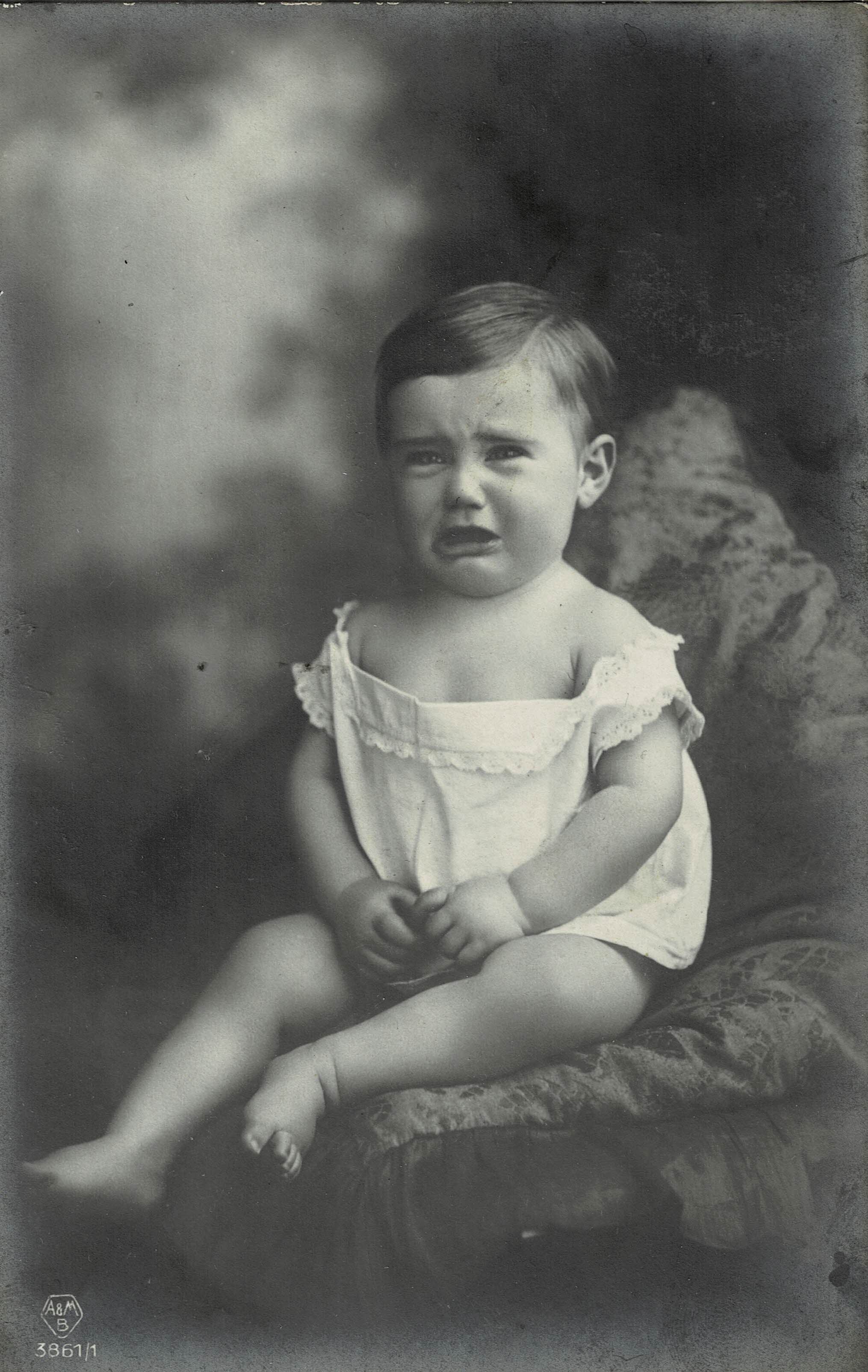 POSTAL NIÑO LLORANDO EN BLANCO Y NEGRO.