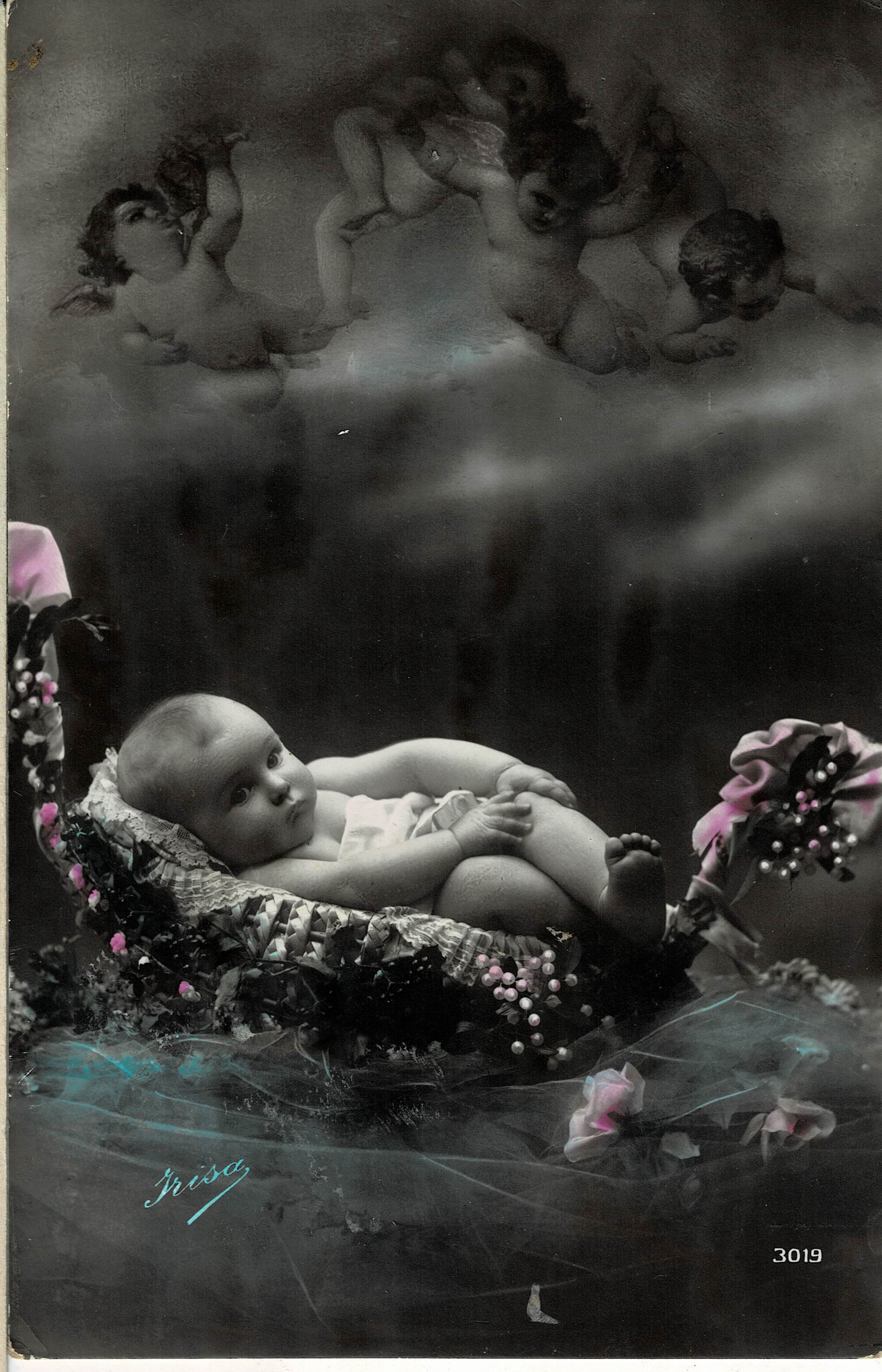 POSTAL BEBE EN CESTA.