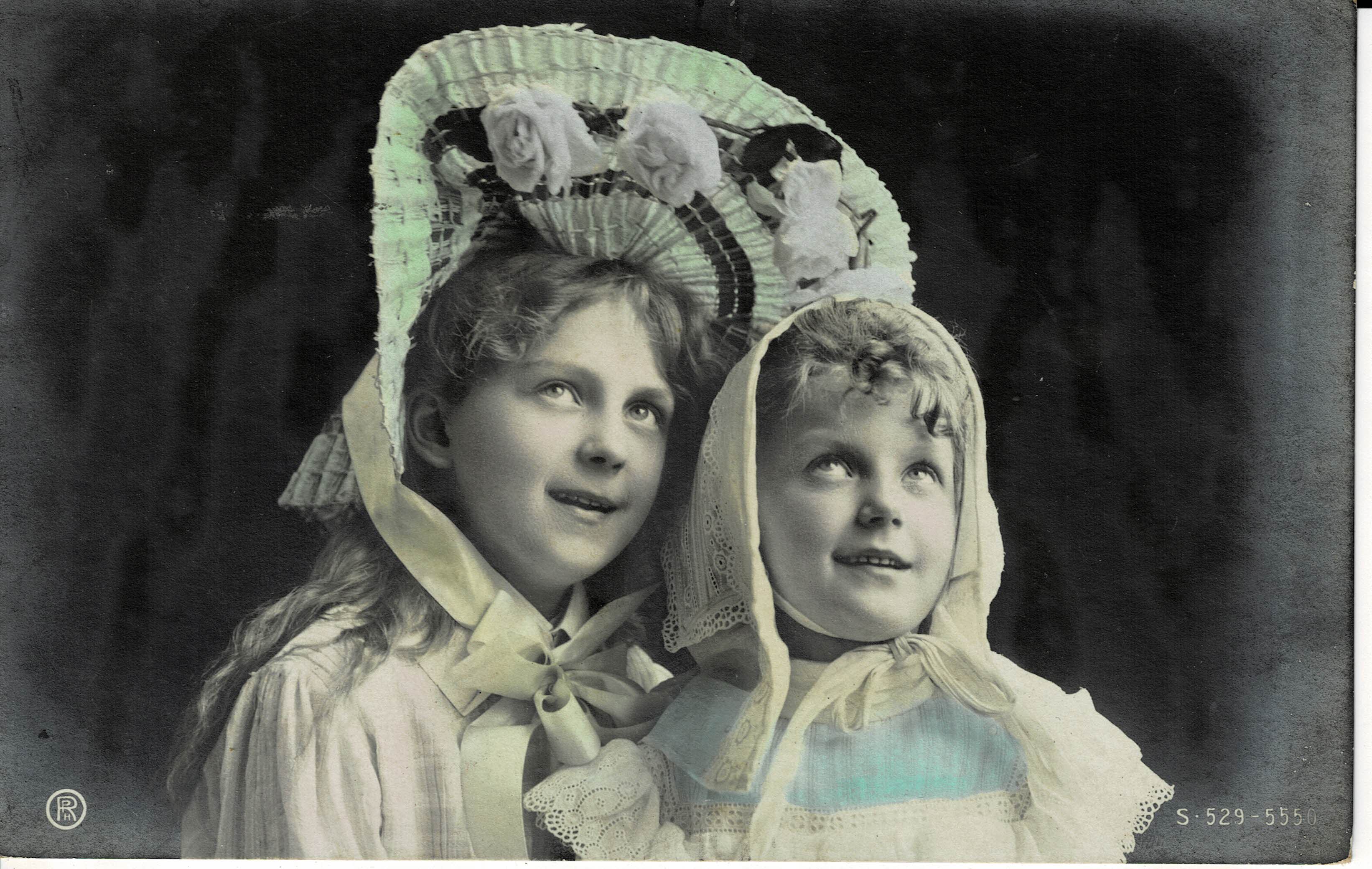 POSTAL NIÑAS CON SOMBREROS.