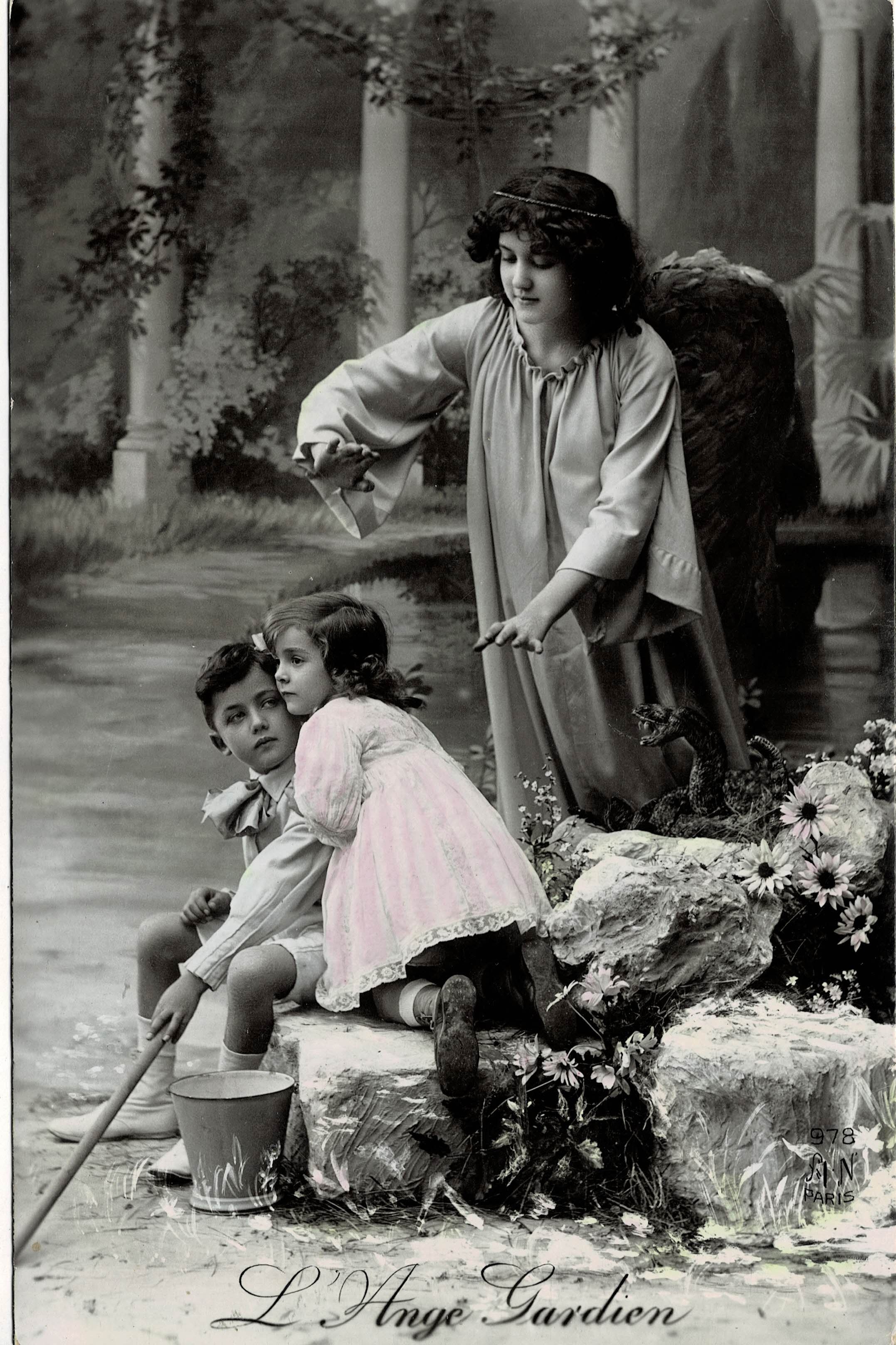 POSTAL NIÑOS CON ÁNGEL.