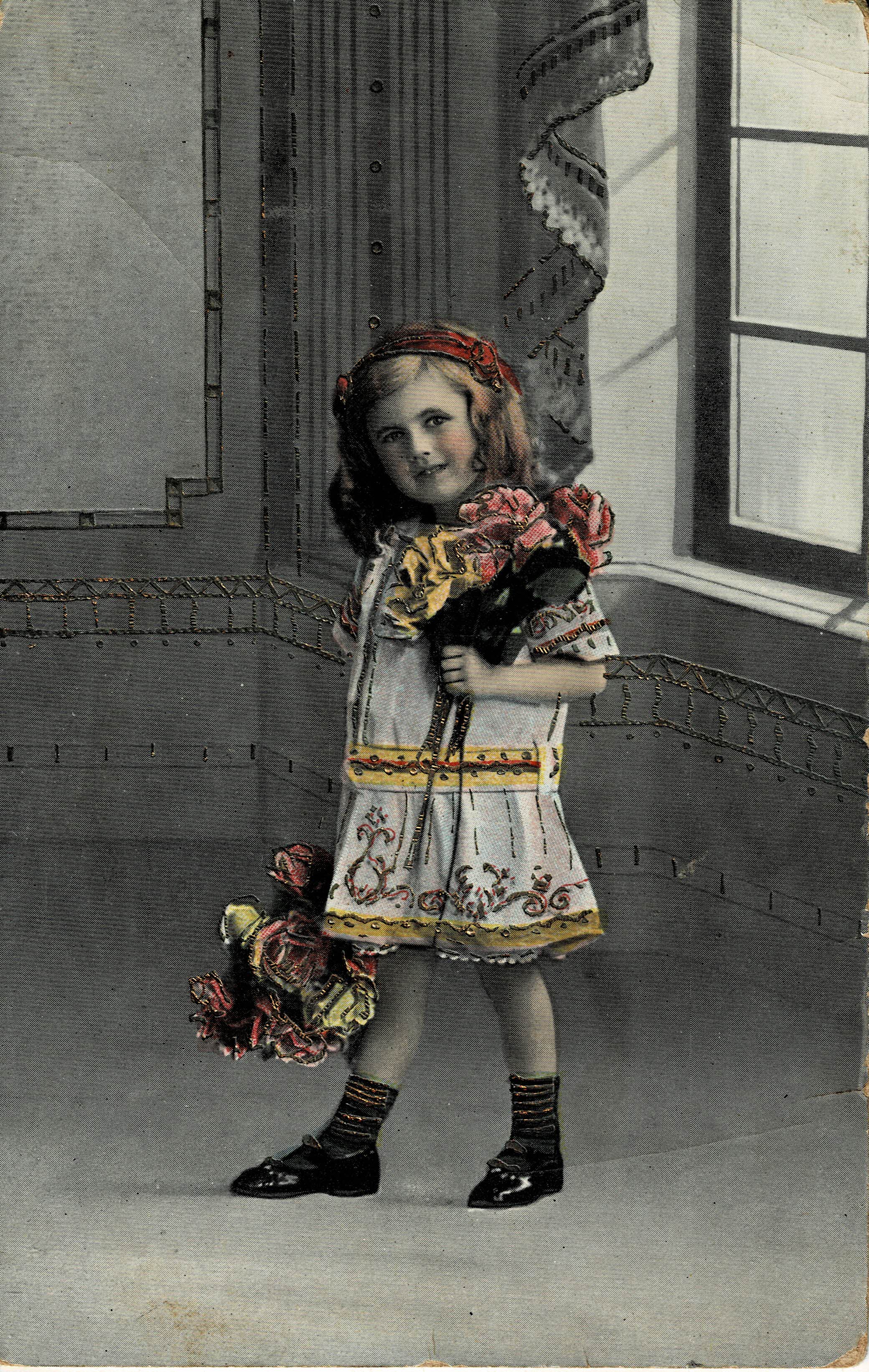 POSTAL CON RELIEVES DE NIÑA CON FLORES.