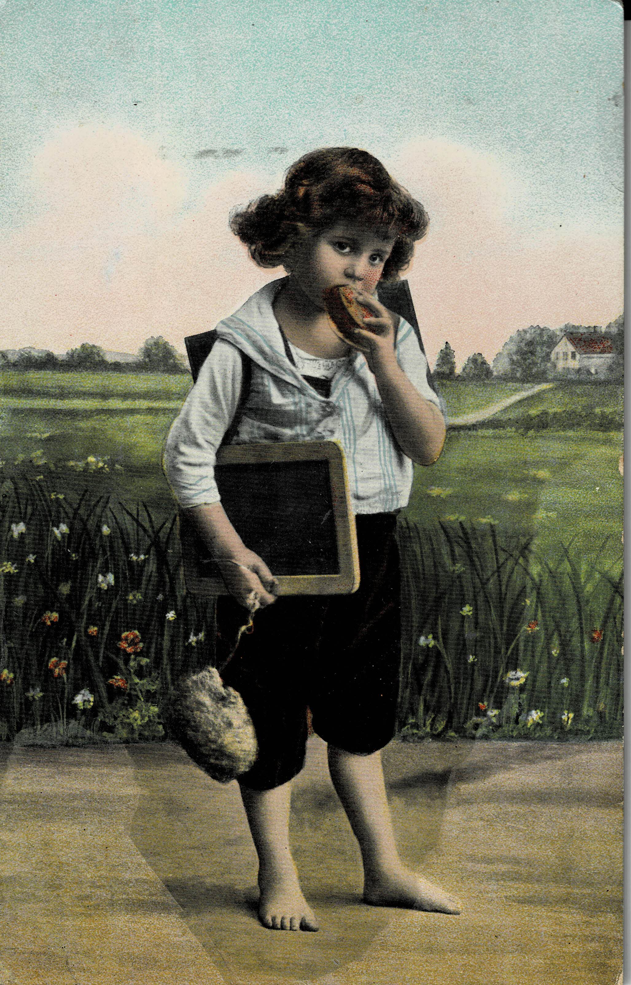 POSTAL NIÑO COMIENDO EN EL CAMPO.