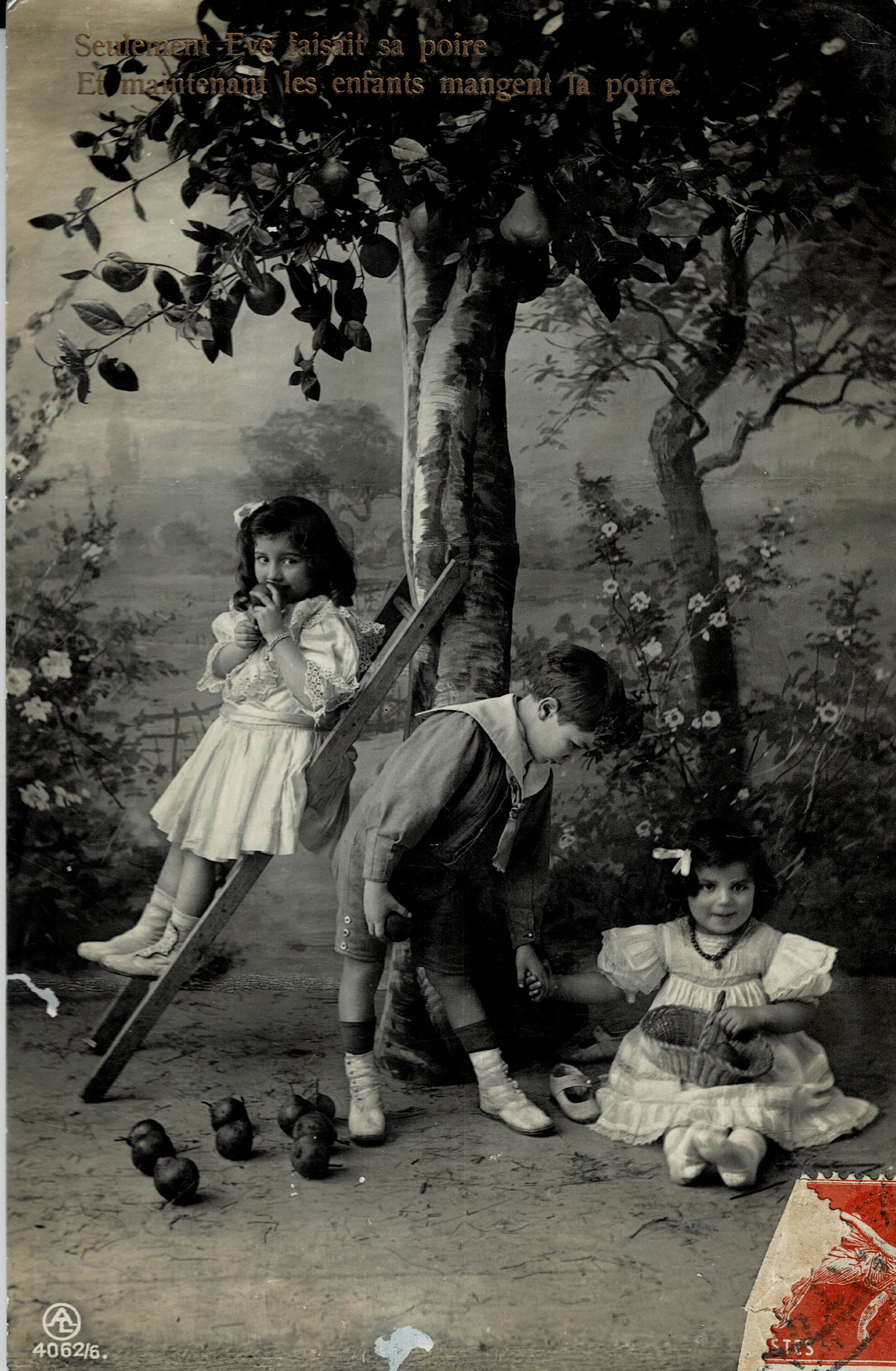 POSTAL NIÑOS BAJO UN ÁRBOL.