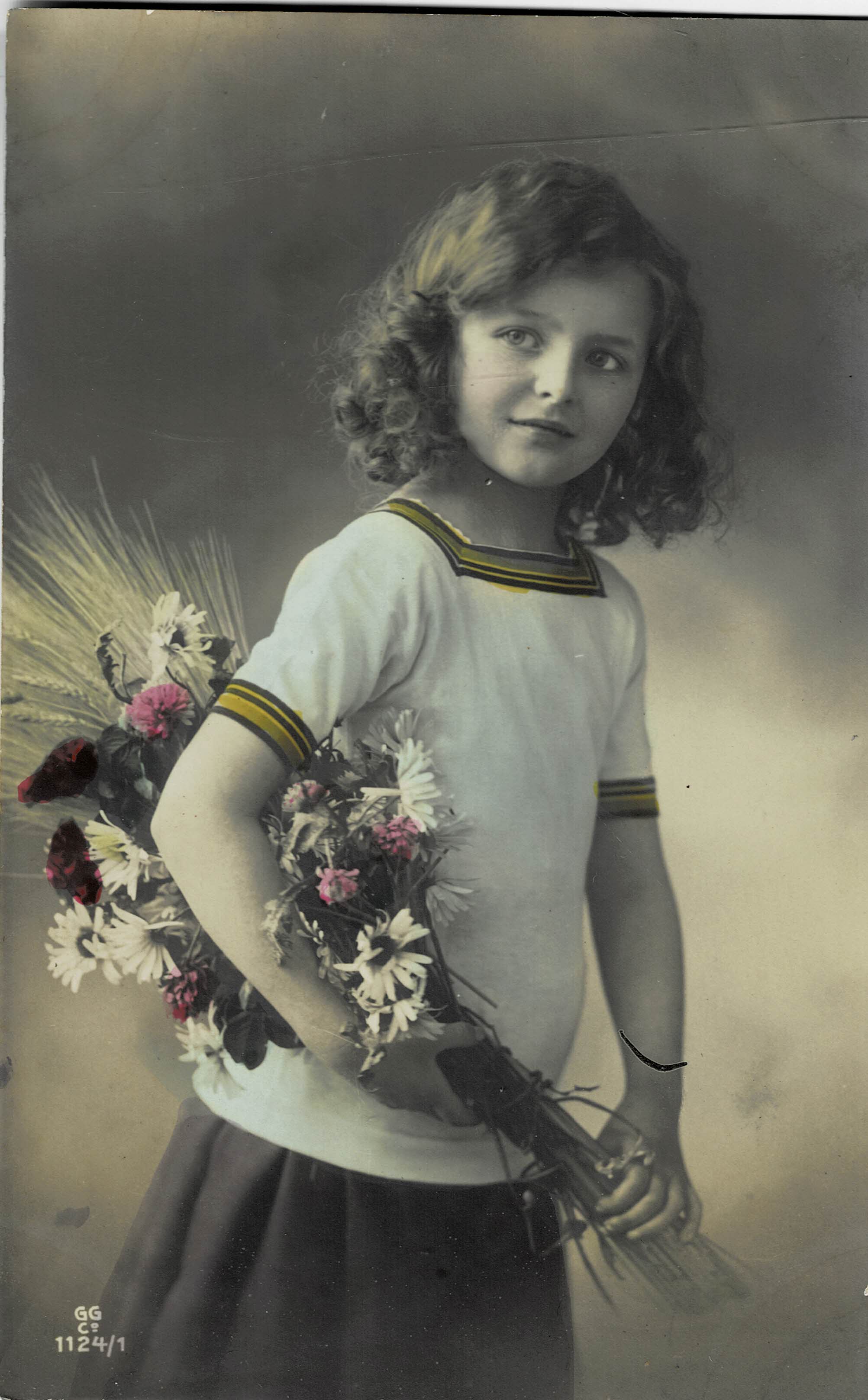 POSTAL NIÑA CON FLORES.