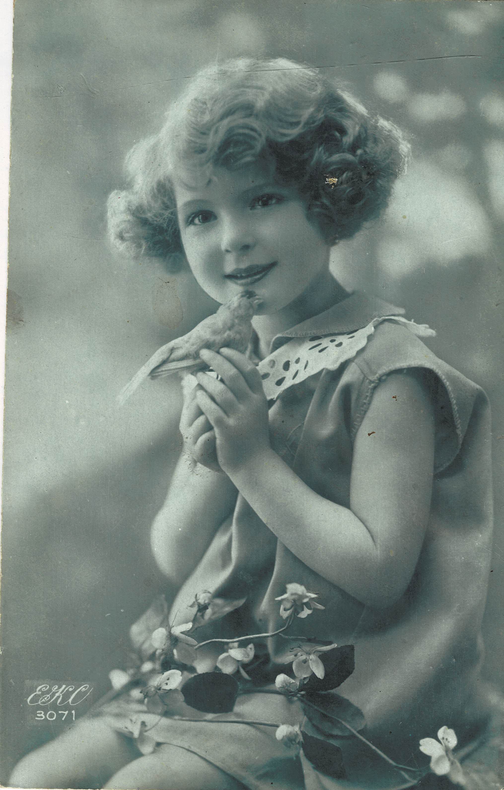 POSTAL NIÑA CON PÁJARO.