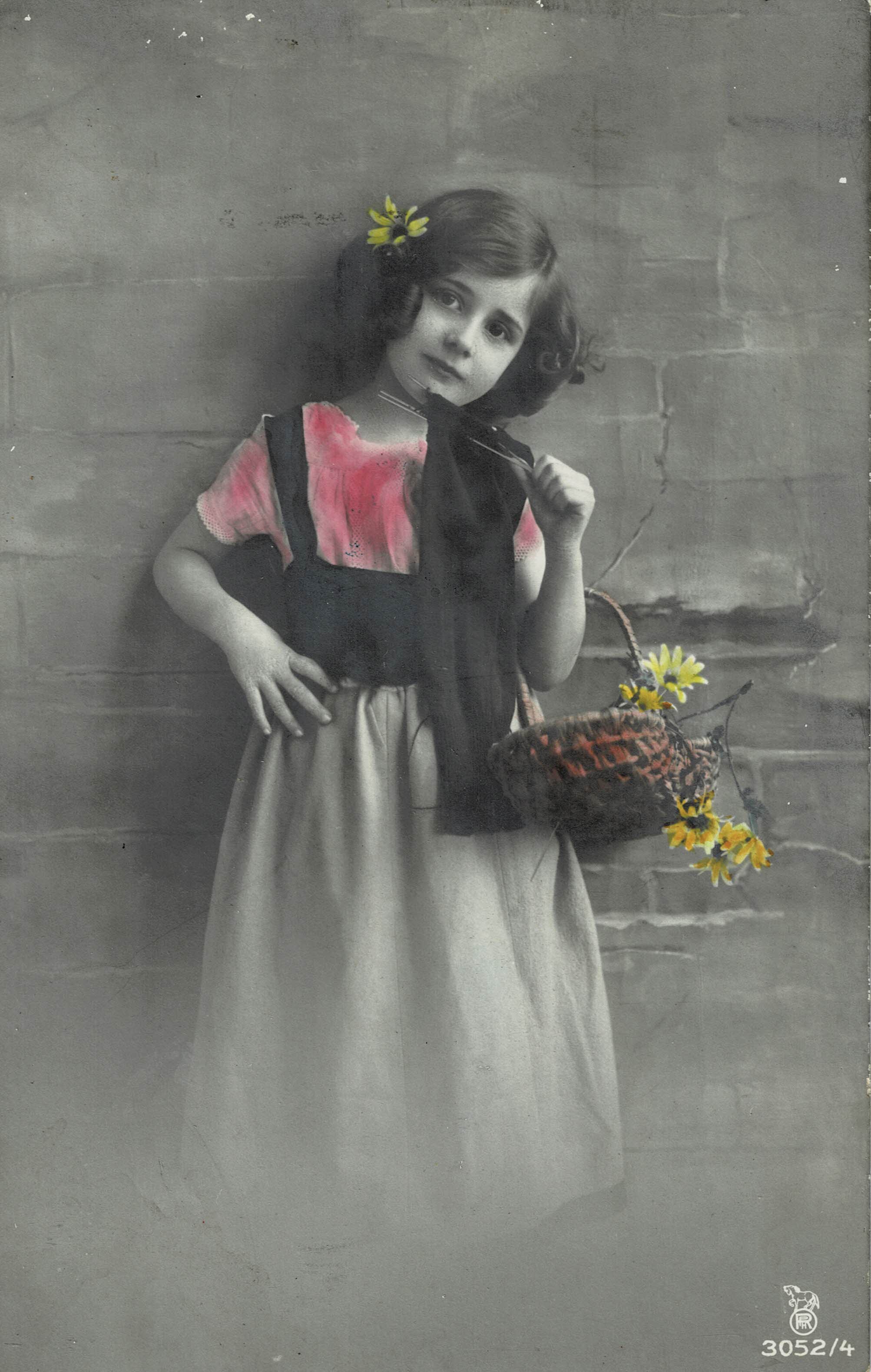 POSTAL NIÑA CON CESTA.
