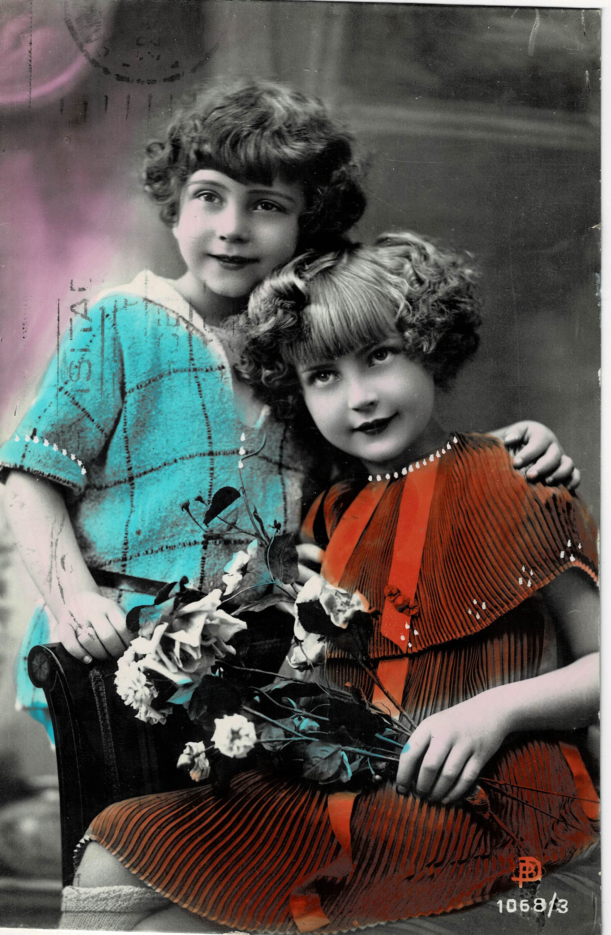 POSTAL NIÑOS CON FLORES.