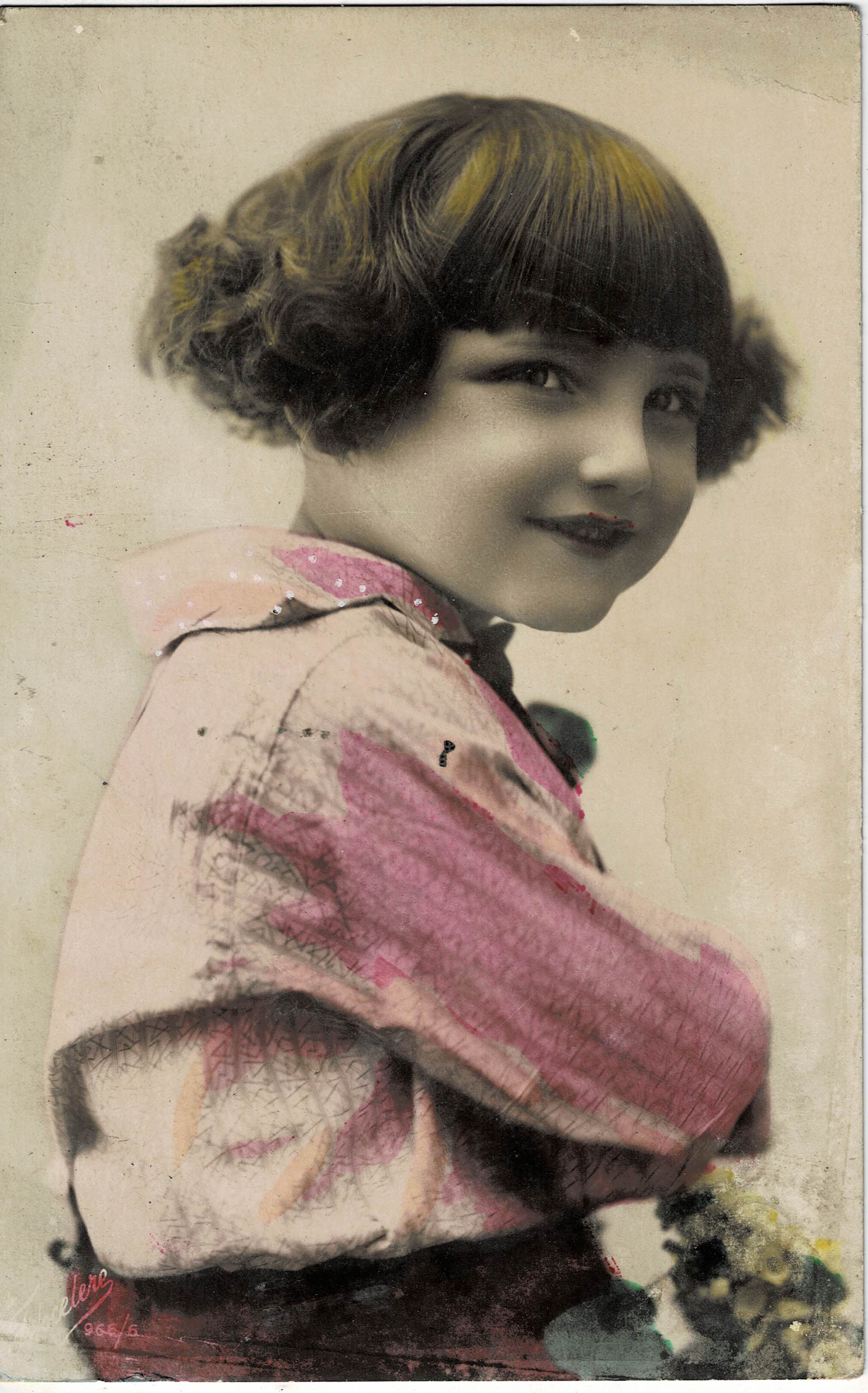 POSTAL NIÑA CON CAMISA ROSA.
