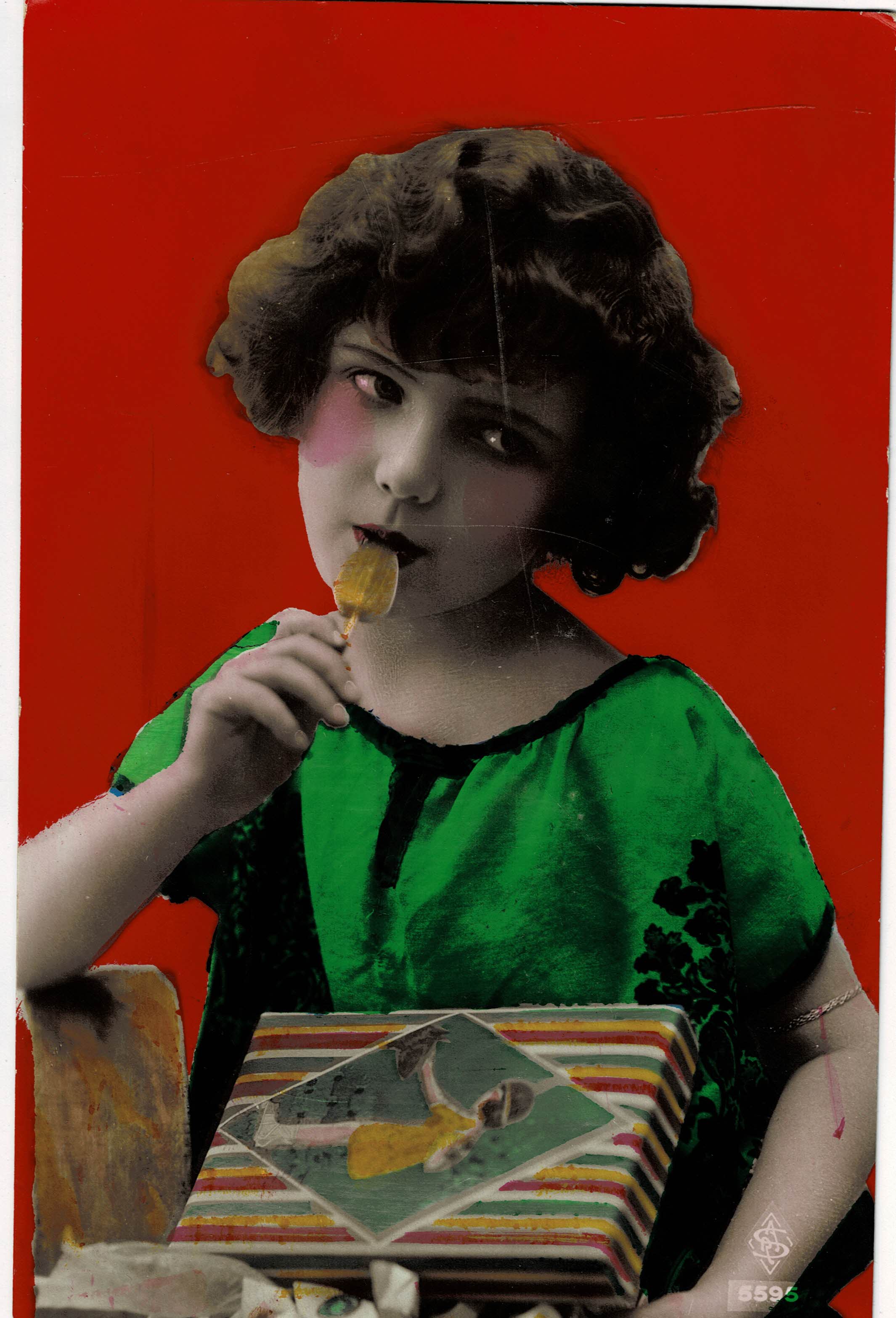 POSTAL NIÑA CON PIRULETA EN FONDO ROJO.