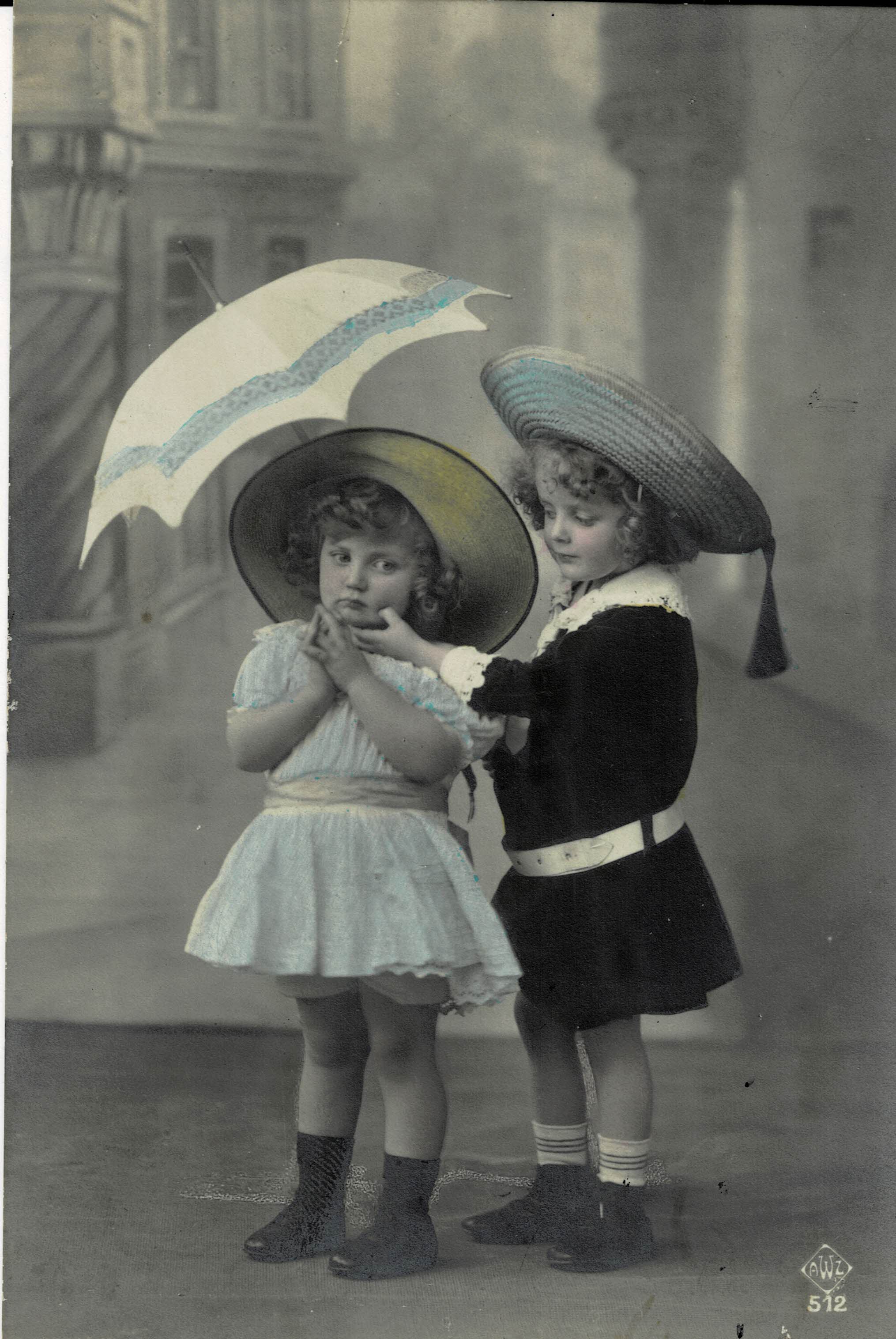 POSTAL NIÑOS CON SOMBRILLA.