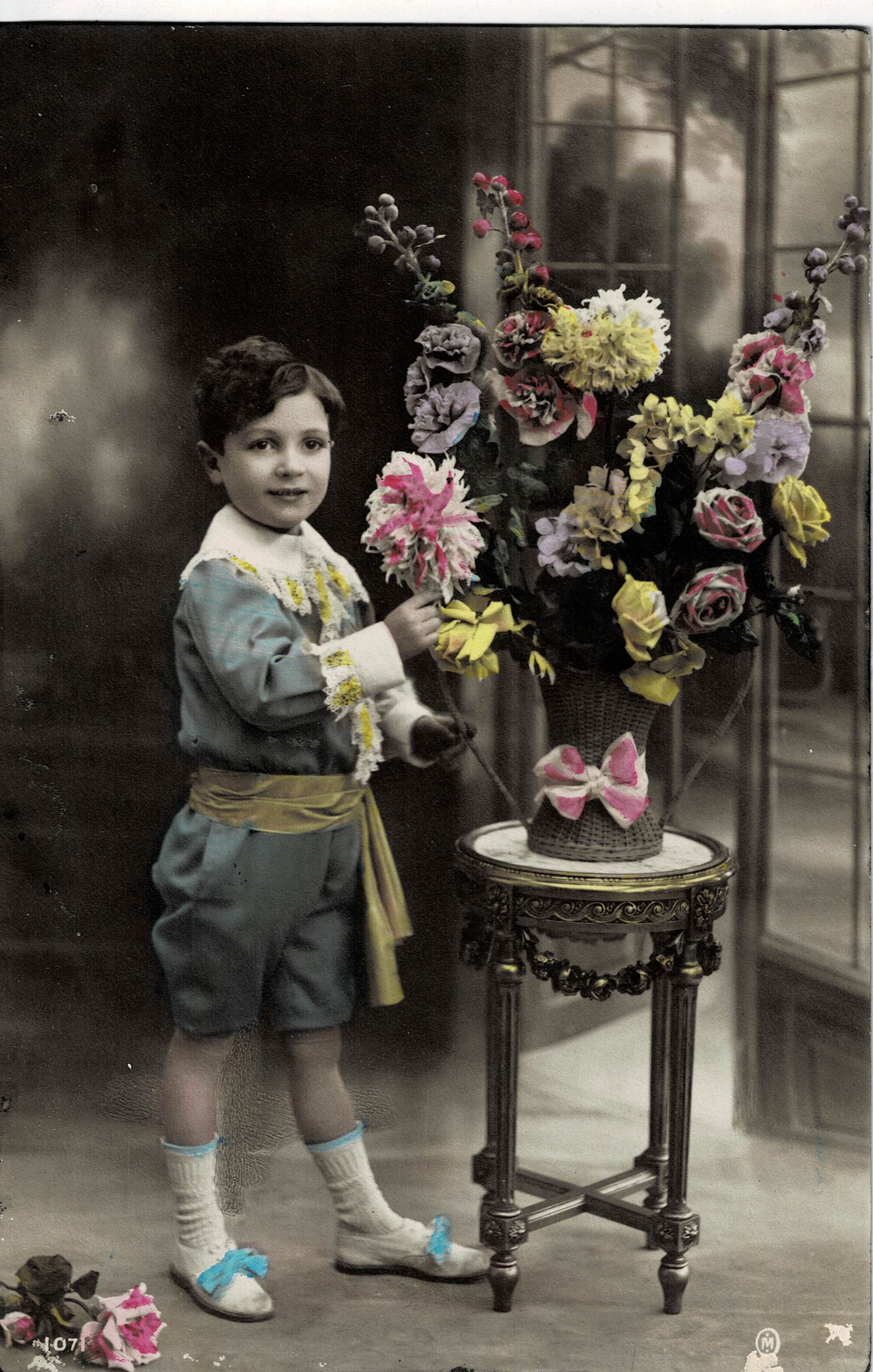 POSTAL NIÑO CON JARRÓN DE FLORES.