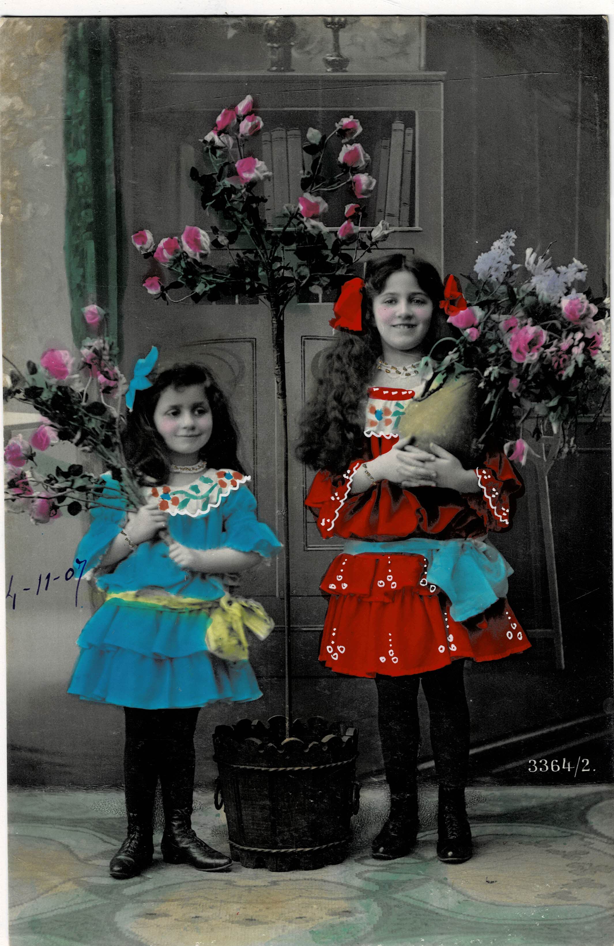 POSTAL NIÑAS CON FLORES.