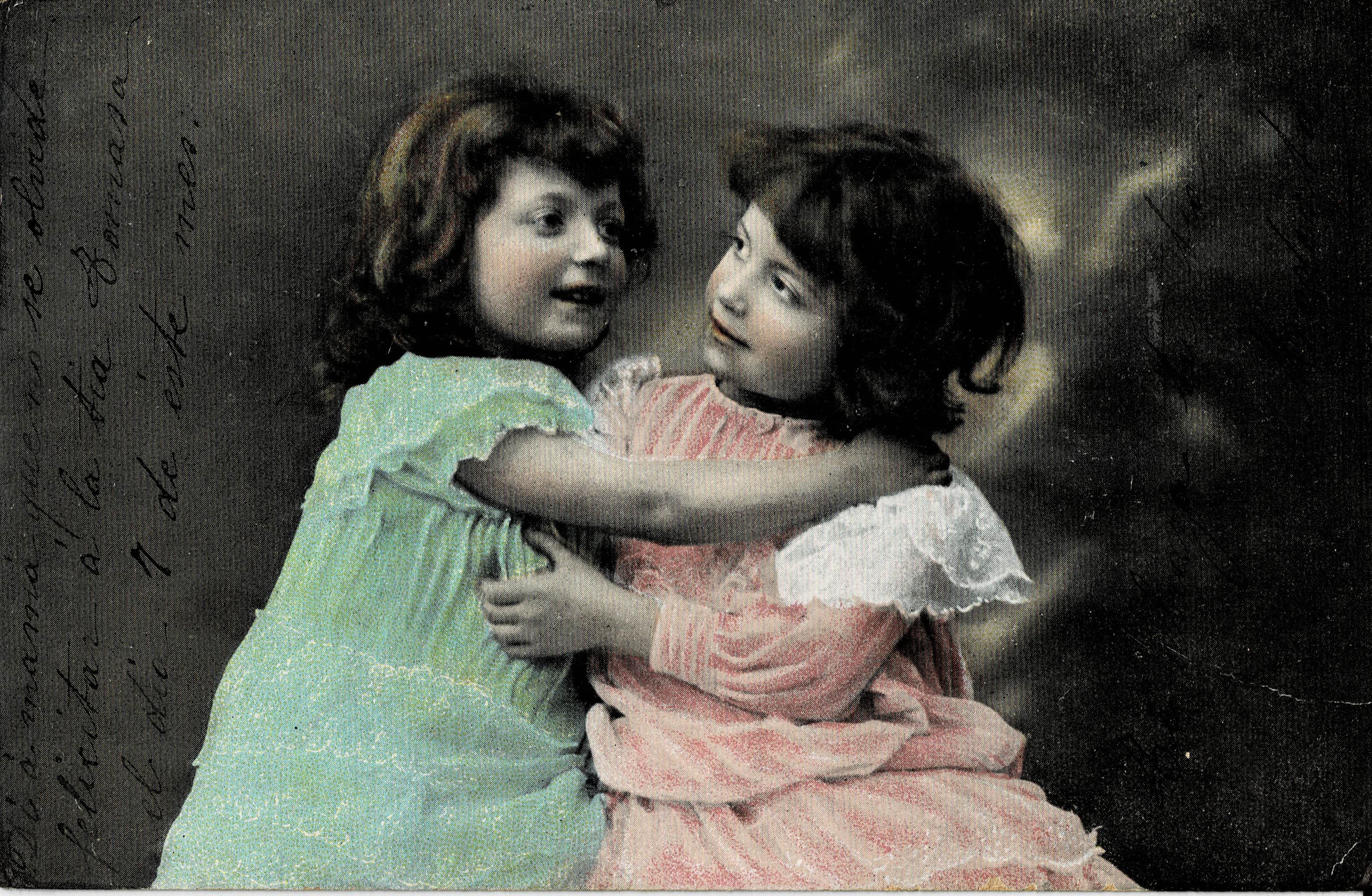 POSTAL NIÑAS ABRAZADAS.