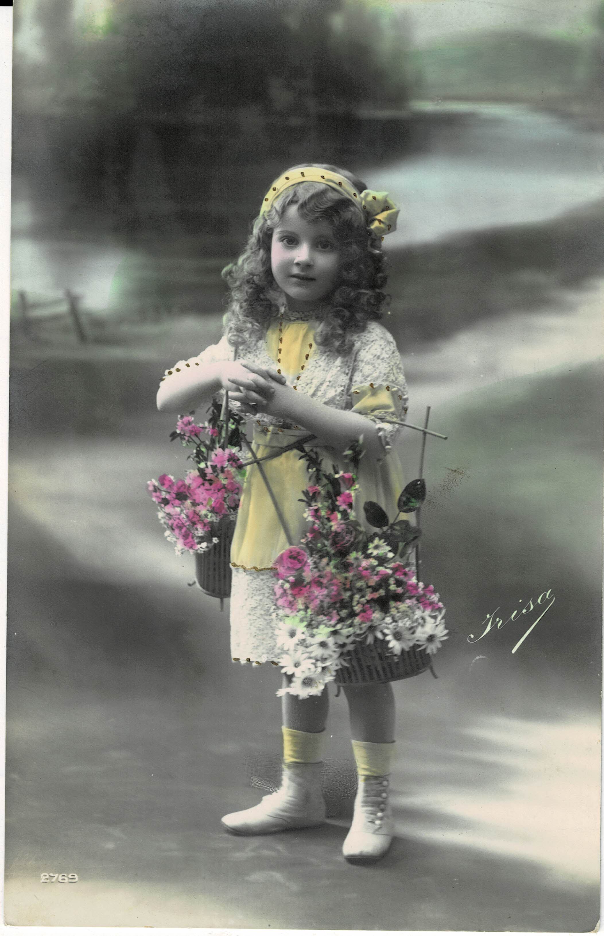 POSTAL NIÑA CON CESTAS DE FLORES.