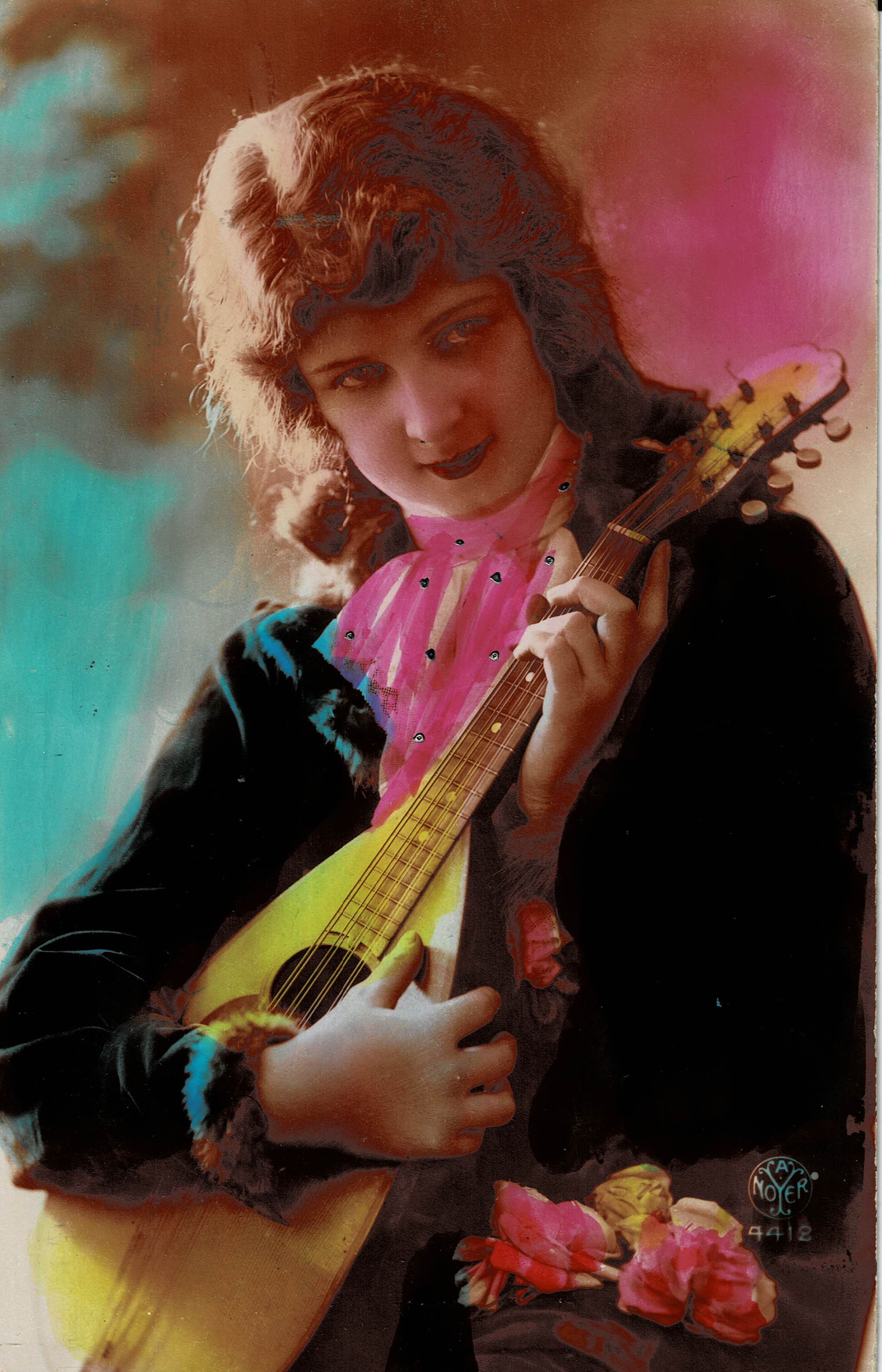 POSTAL NIÑA TOCANDO UNA MANDOLINA.
