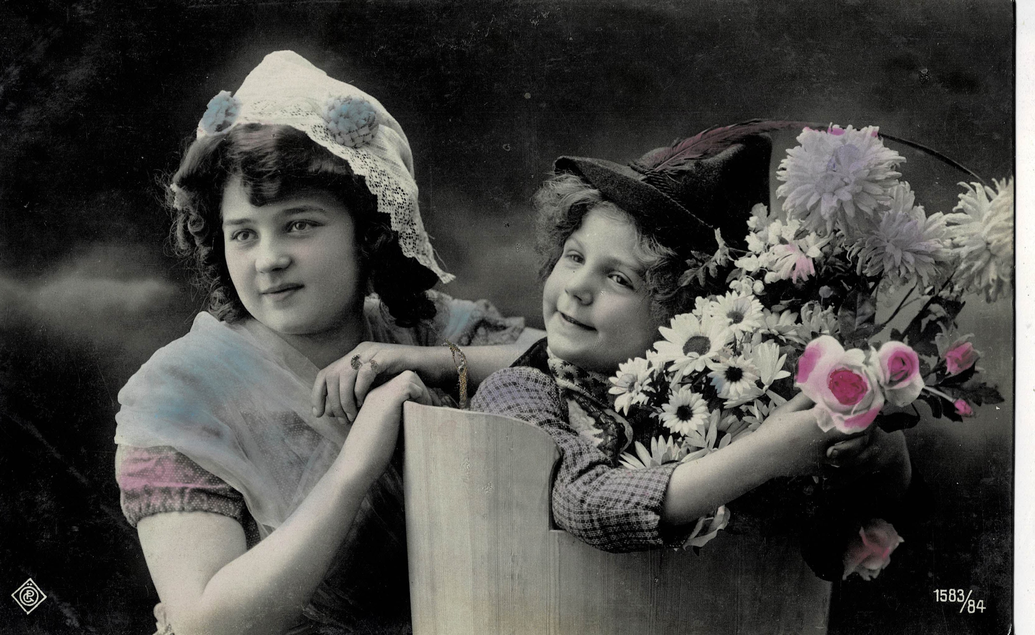 POSTAL NIÑOS CON FLORES.