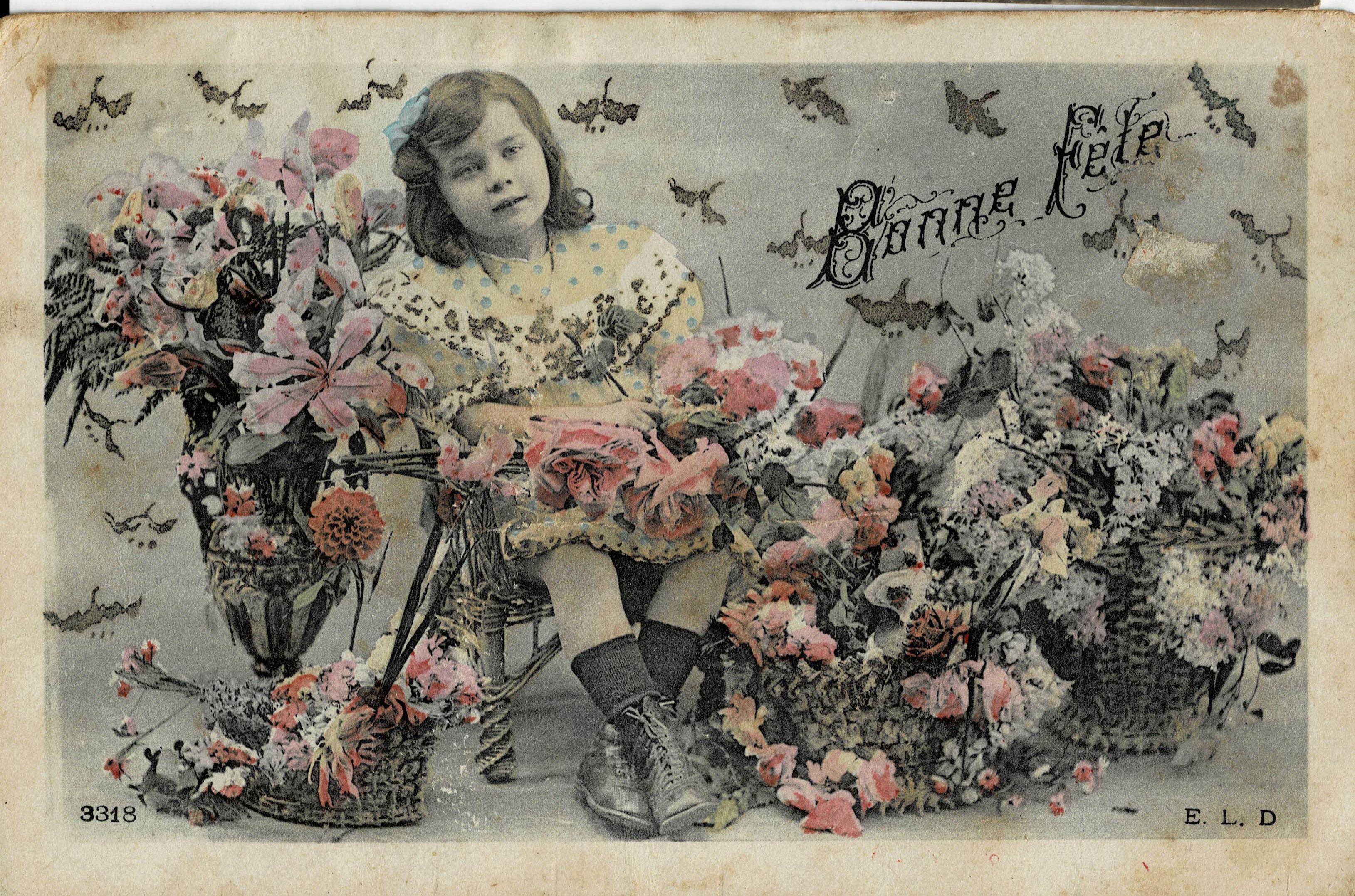 POSTAL NIÑA CON CESTAS Y JARRONES DE FLORES.