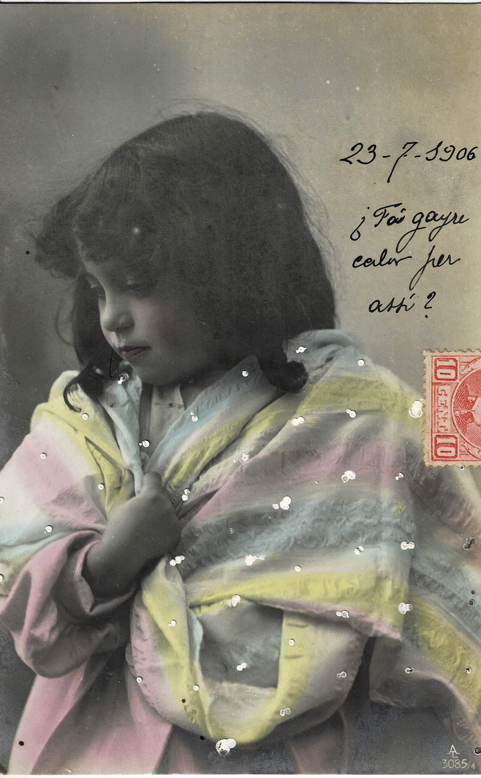 POSTAL NIÑA CON MANTA DE COLORES.