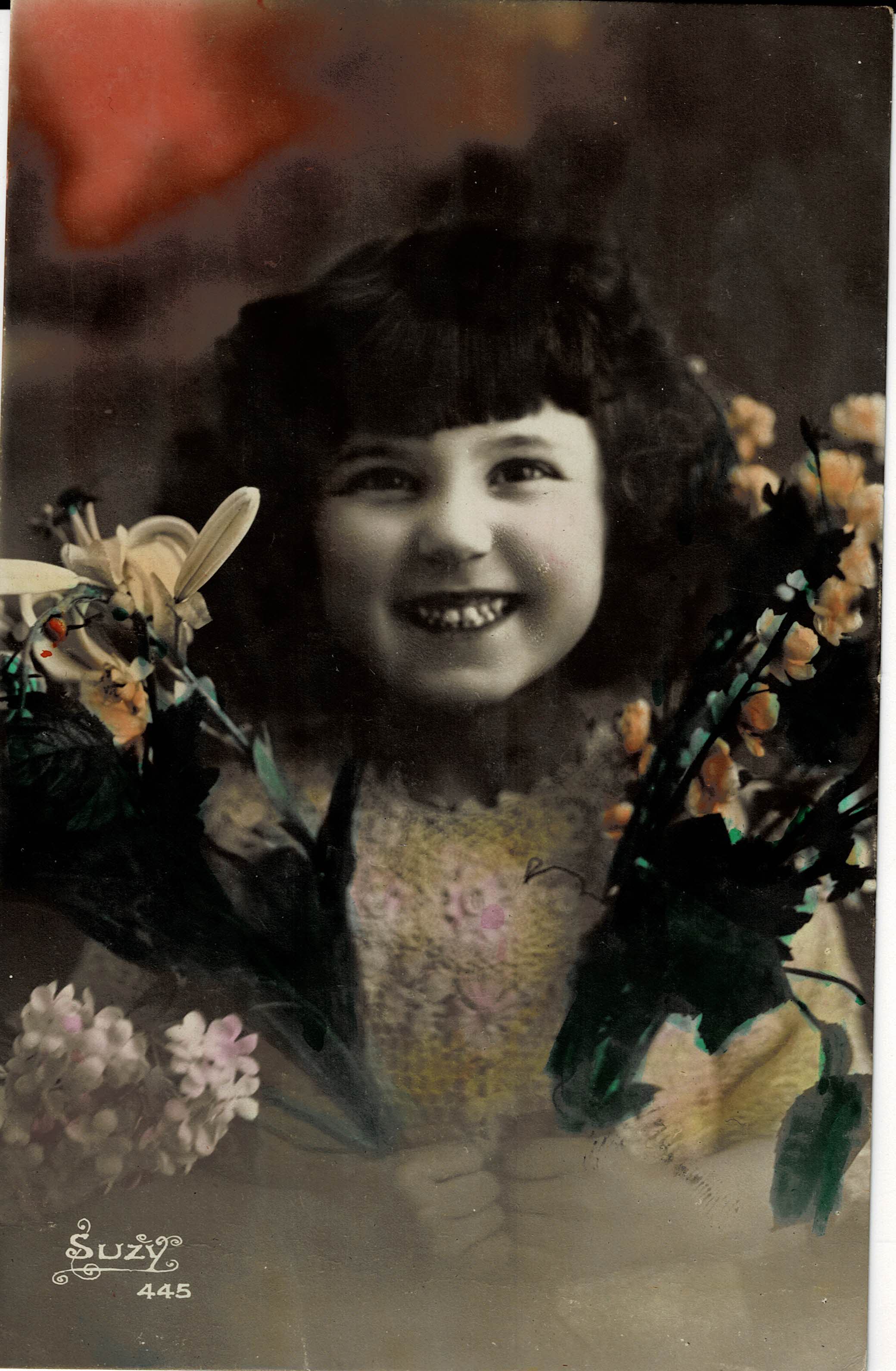 POSTAL NIÑA SONRIENDO CON FLORES.