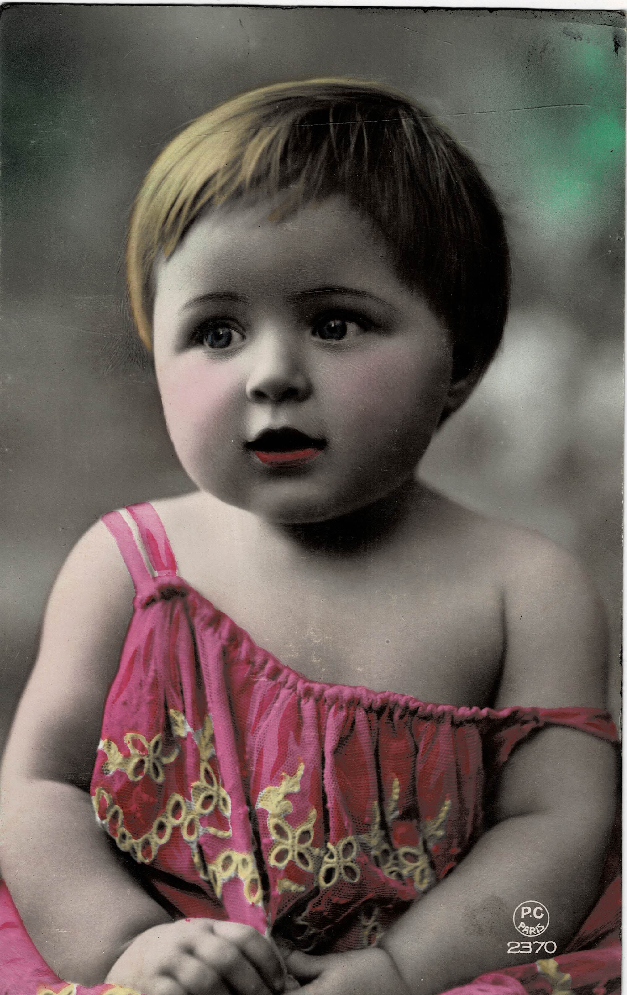 POSTAL NIÑA CON VESTIDO ROSA.