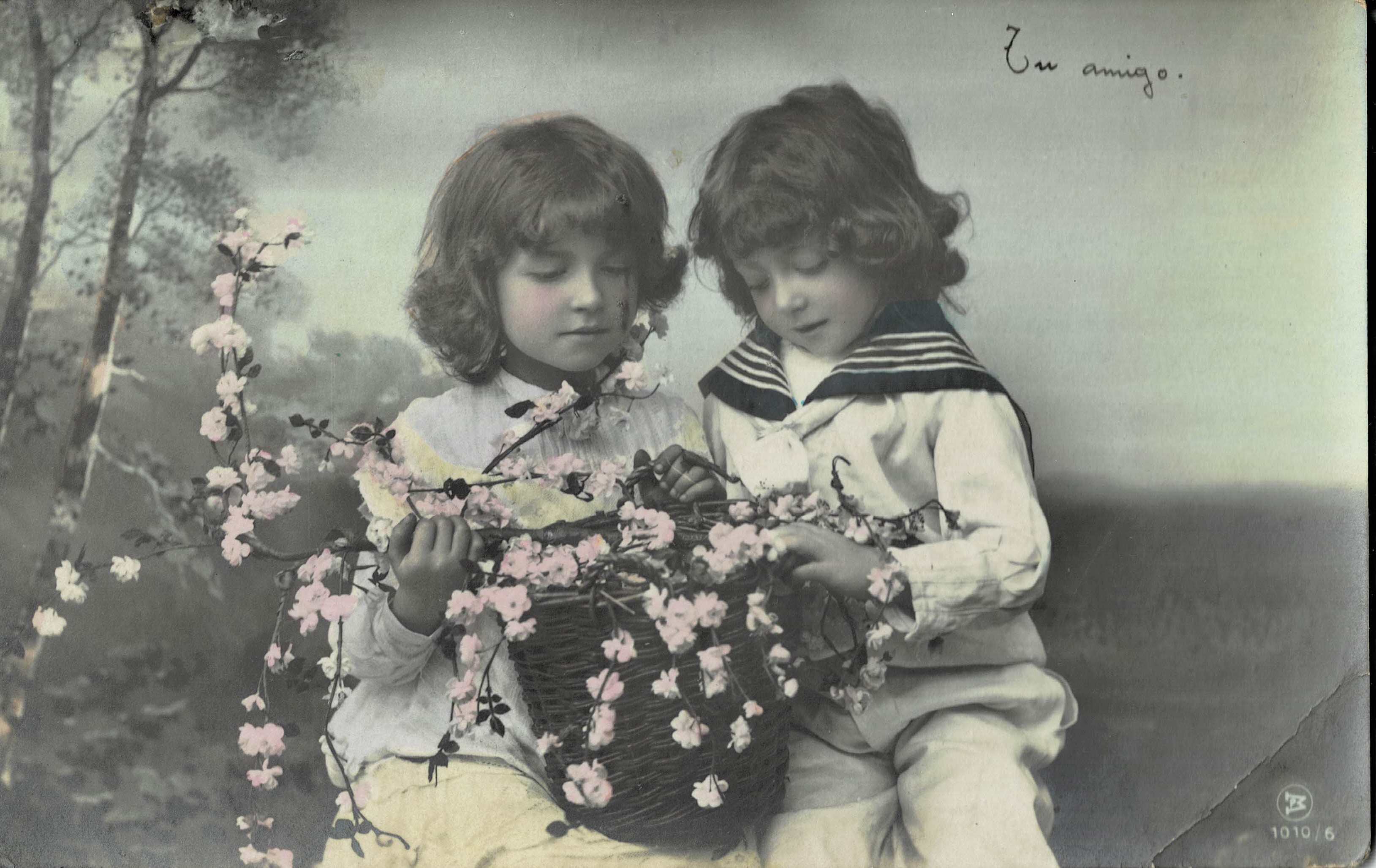 POSTAL NIÑOS CON FLORES.
