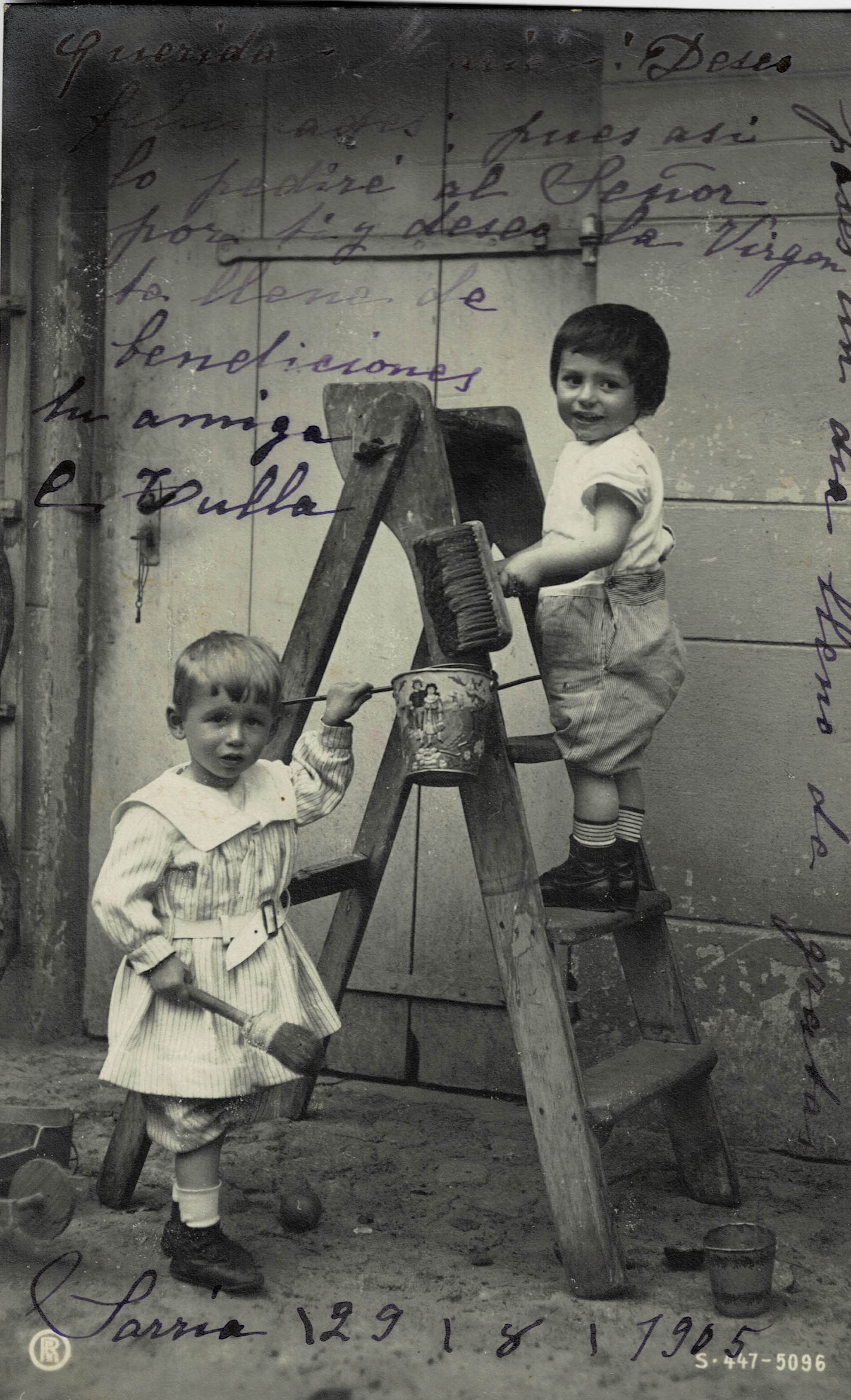 POSTAL NIÑOS EN ESCALERA.