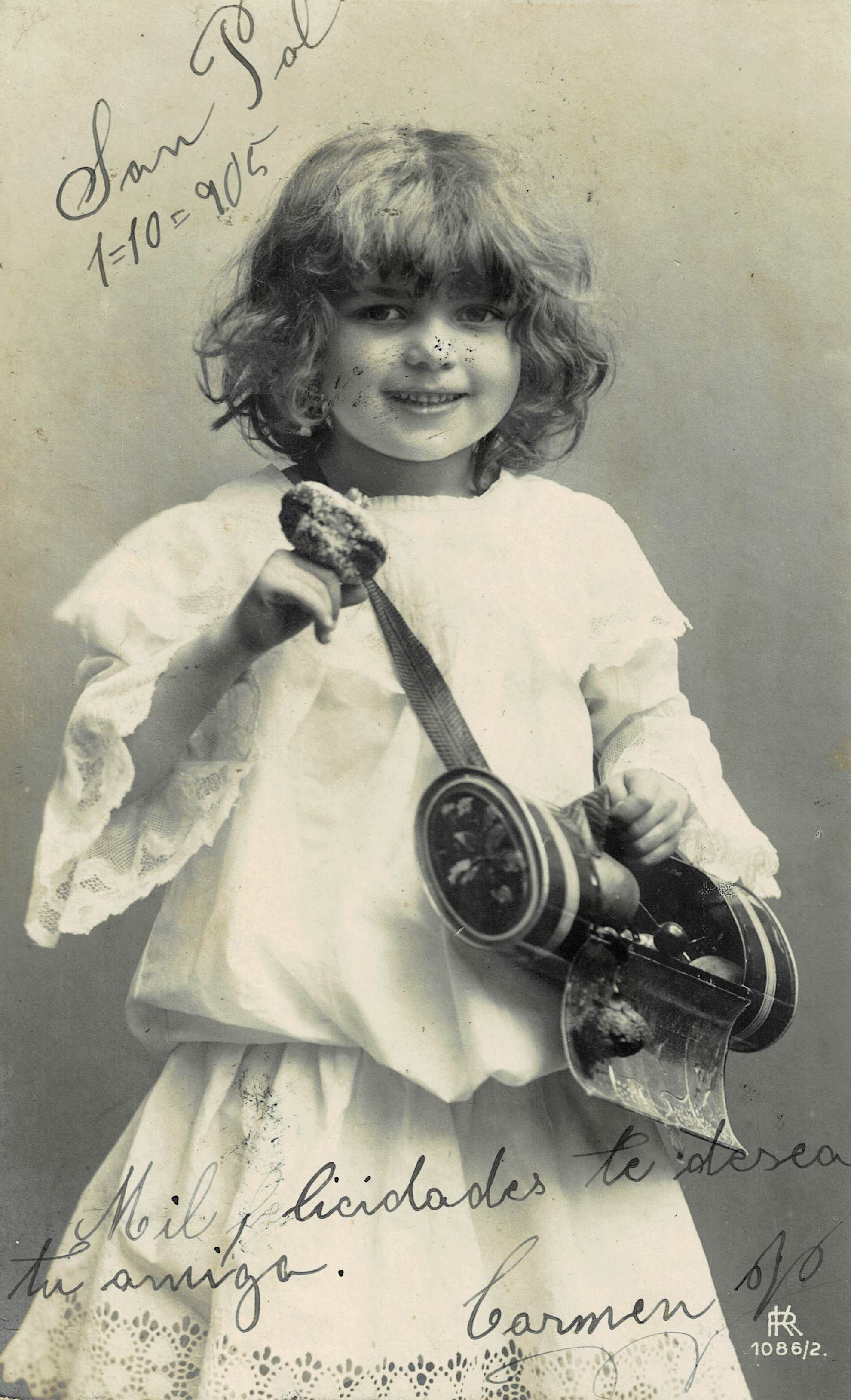 POSTAL NIÑA CON JUGUETE.