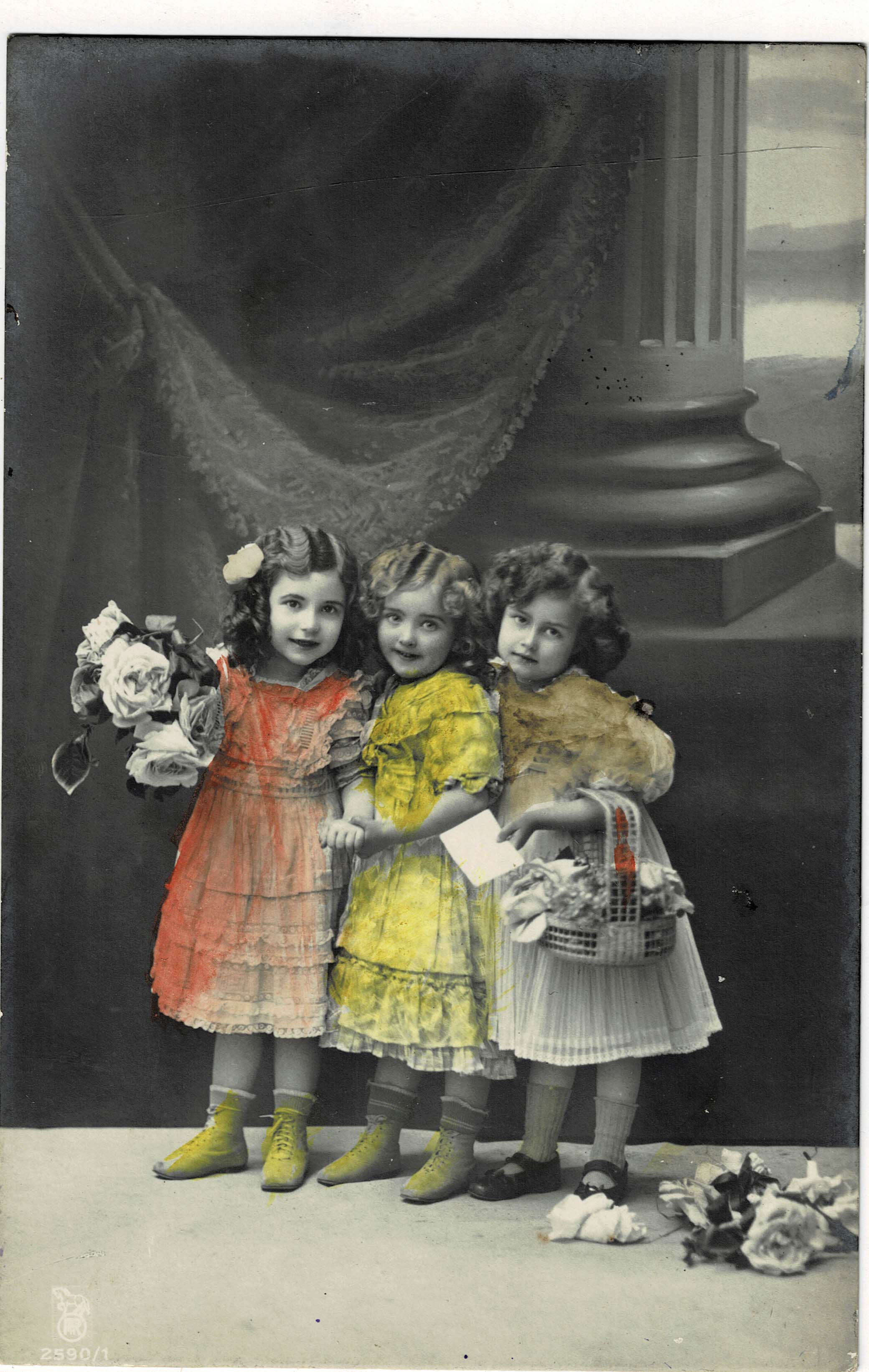 POSTAL NIÑAS CON VESTIDOS DE COLORES.