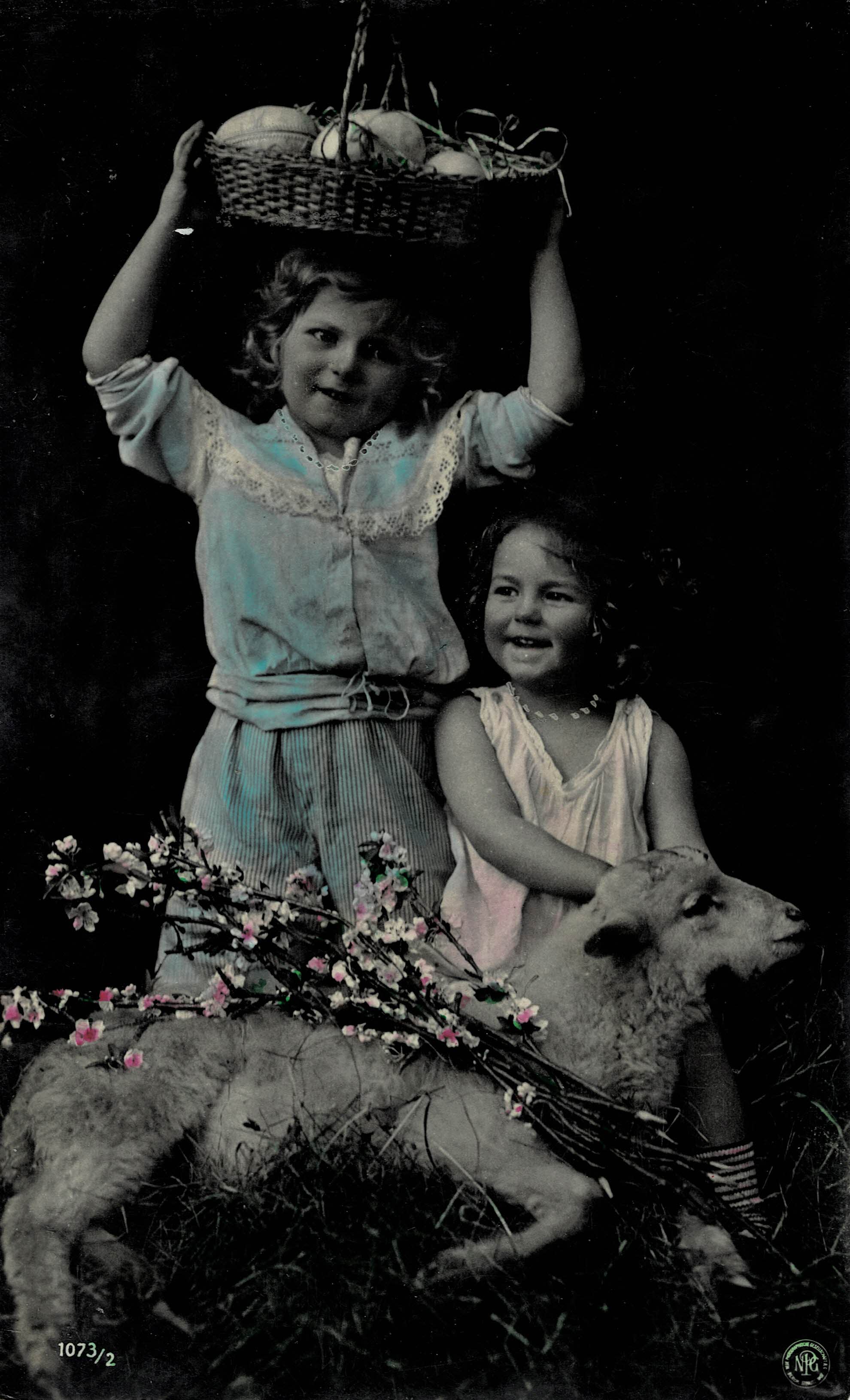 POSTAL NIÑAS CON OVEJA.