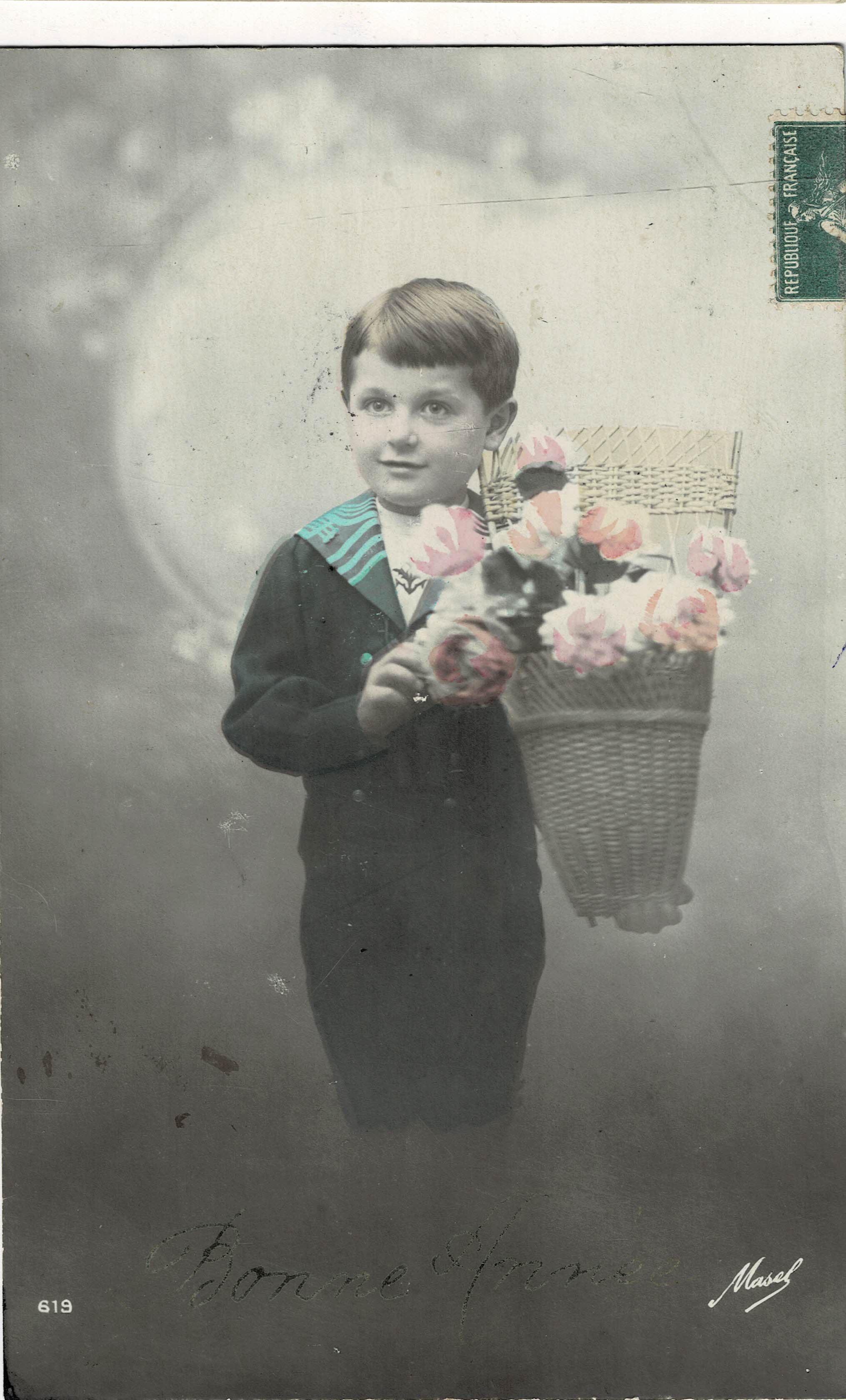 POSTAL NIÑO CON CESTO DE FLORES.