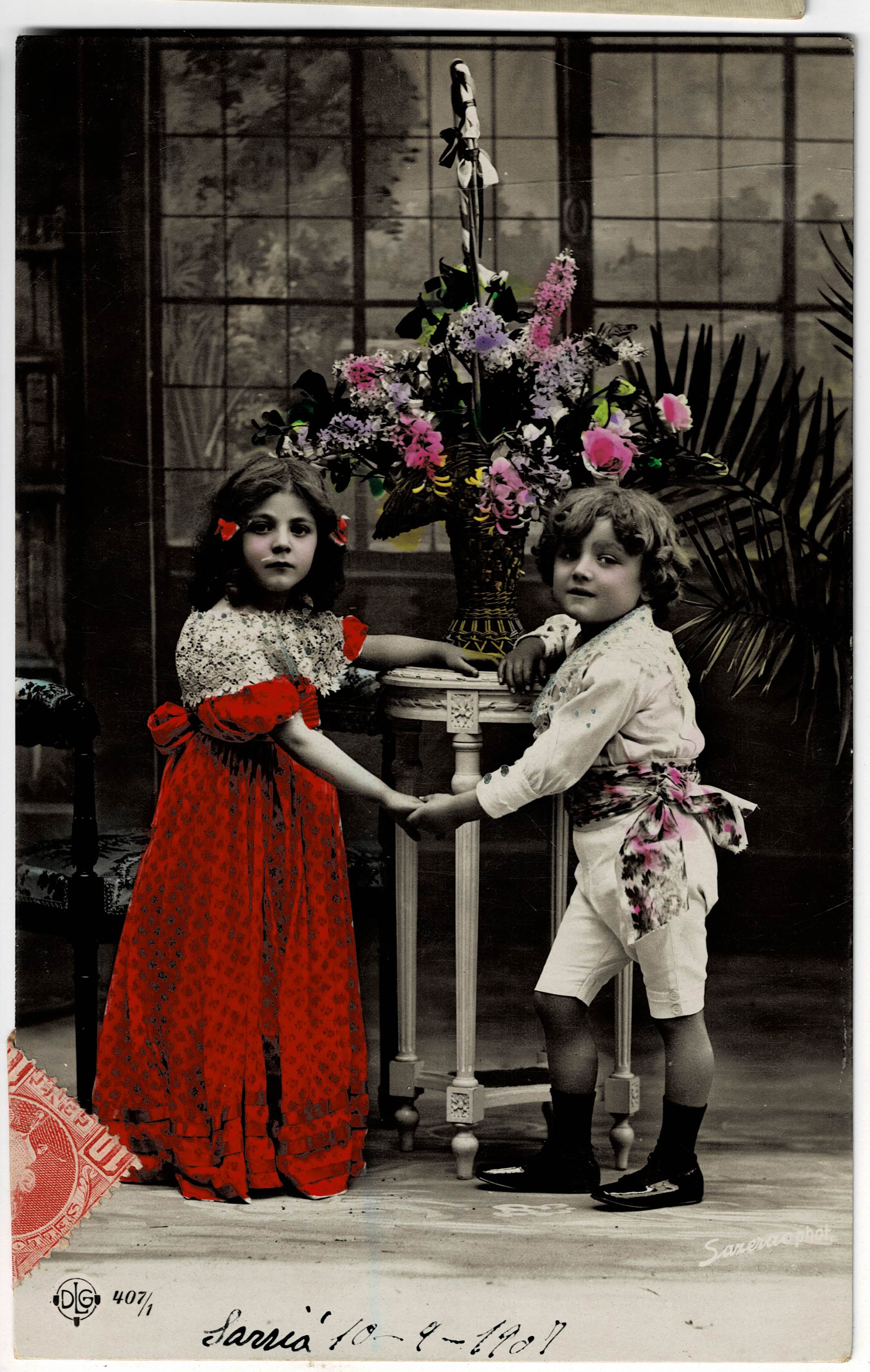 POSTAL NIÑOS CON FLORES.