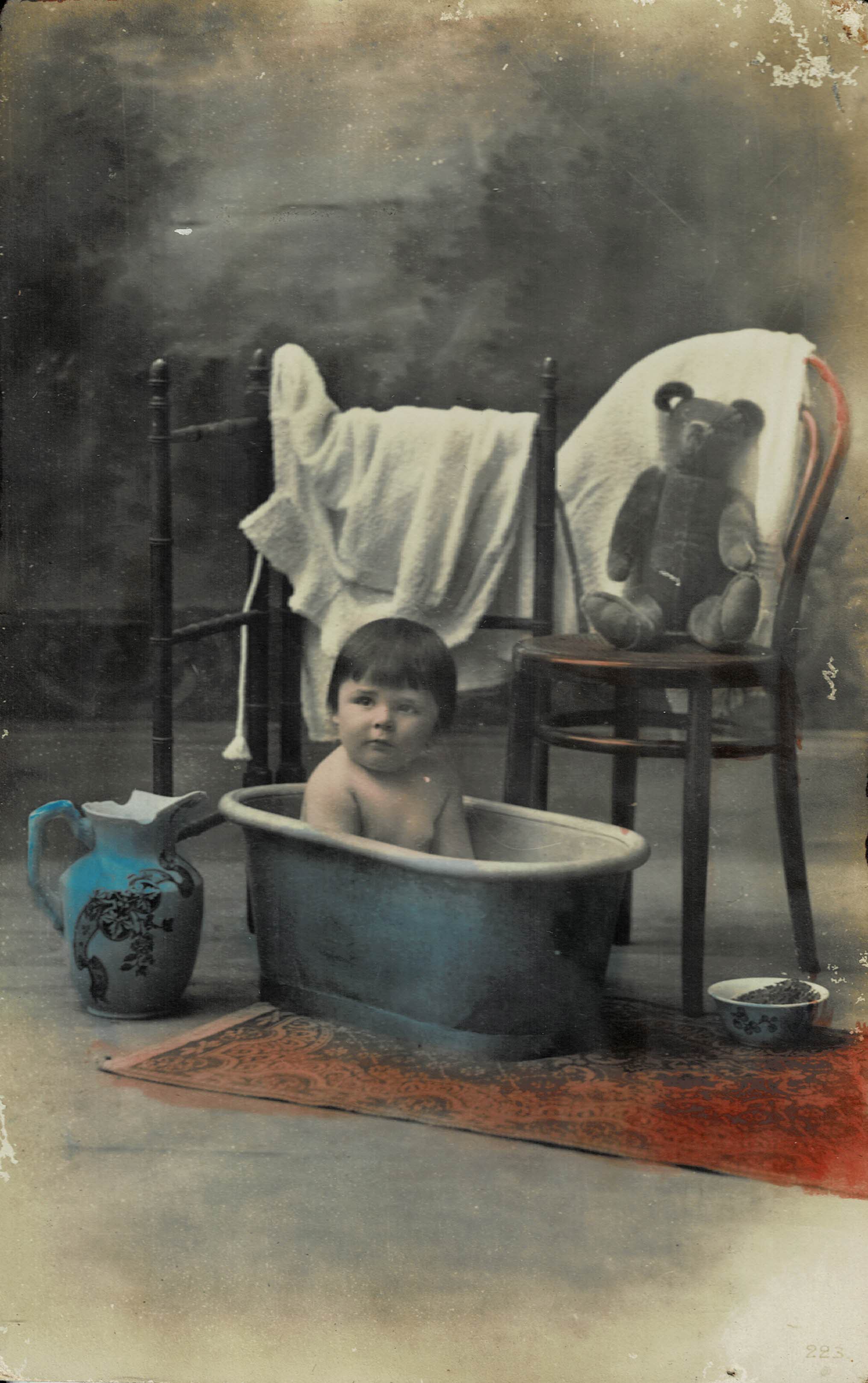 POSTAL NIÑO EN BAÑERA.