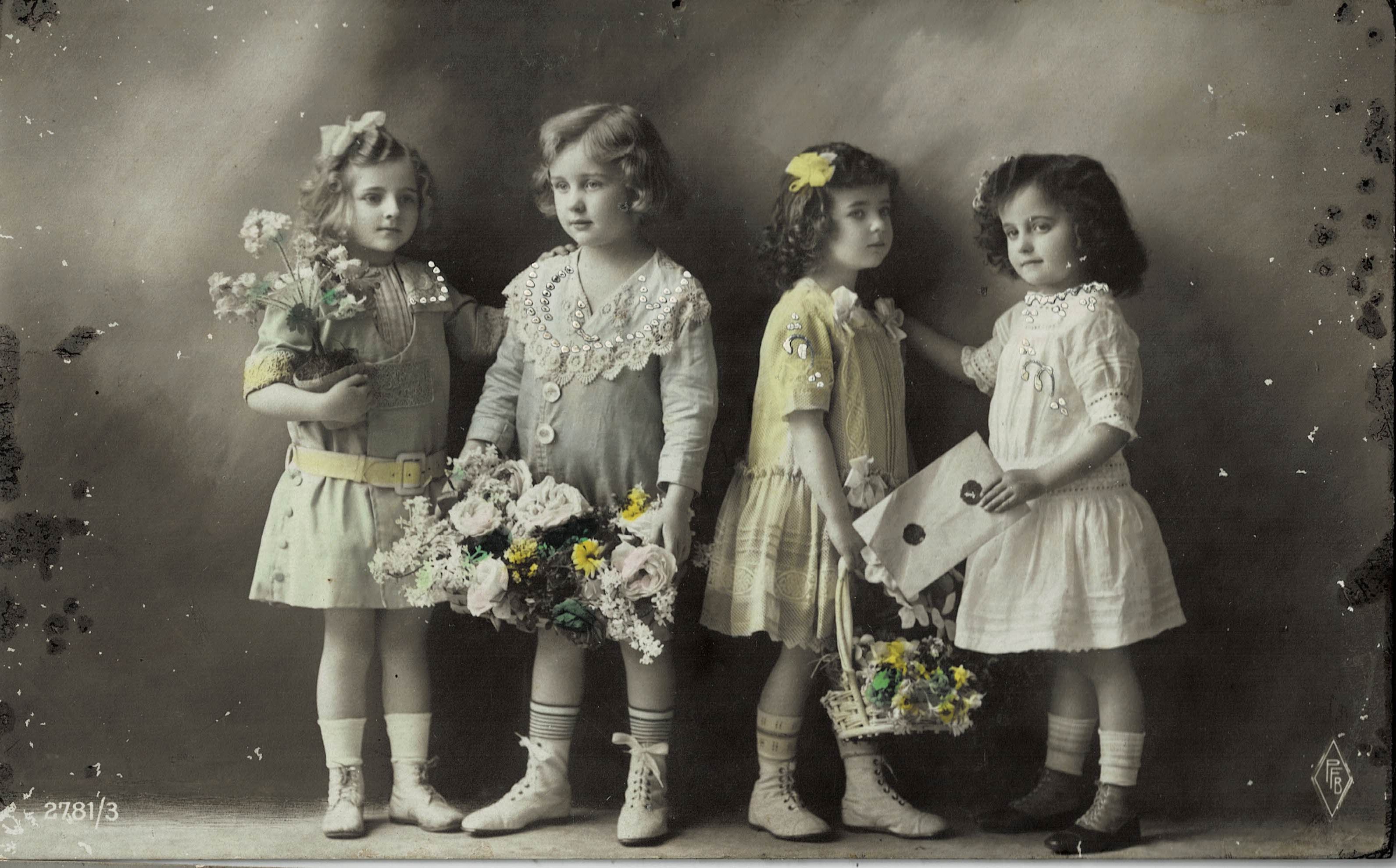 POSTAL NIÑAS CON FLORES.