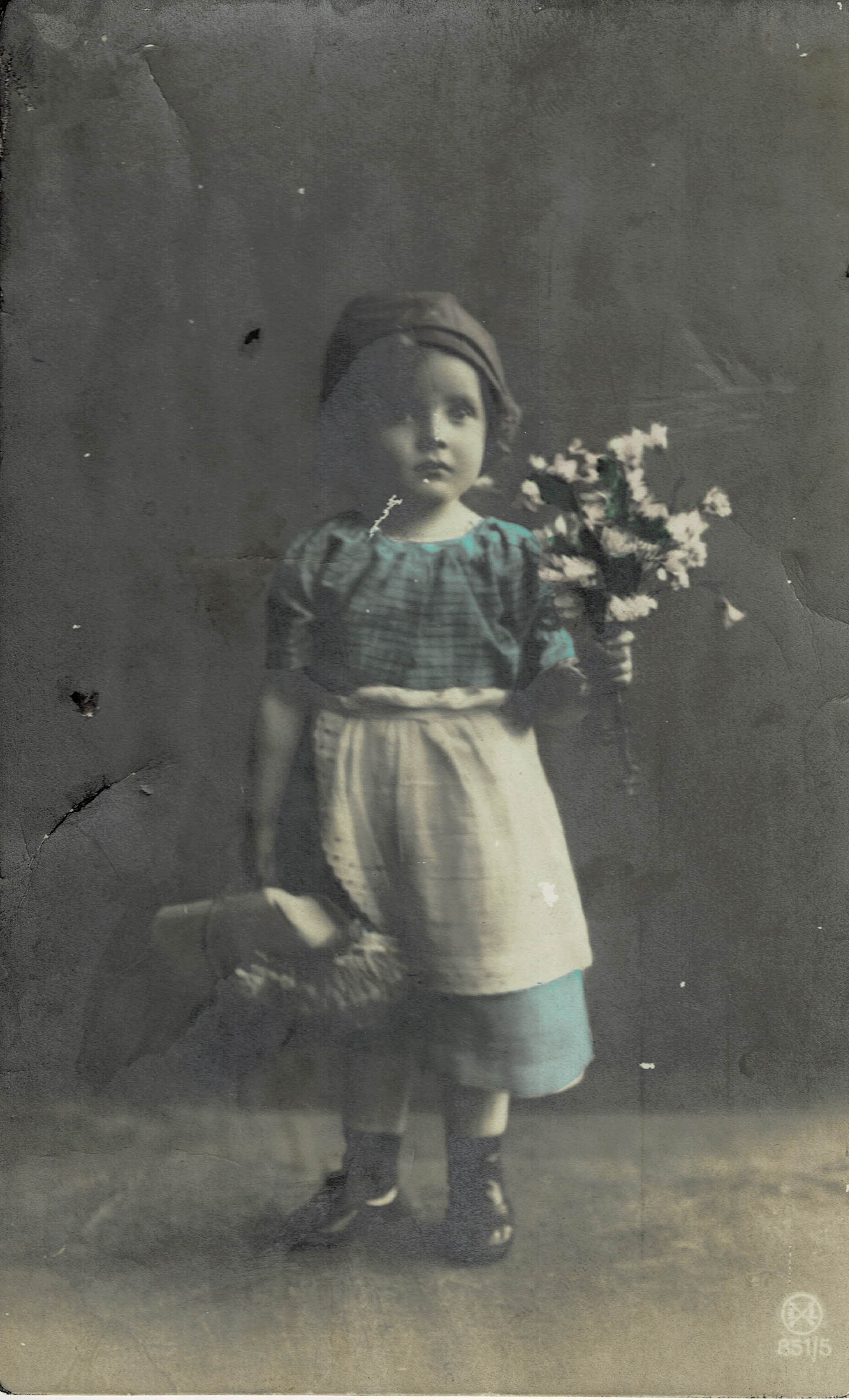 POSTAL NIÑA CON FLORES.